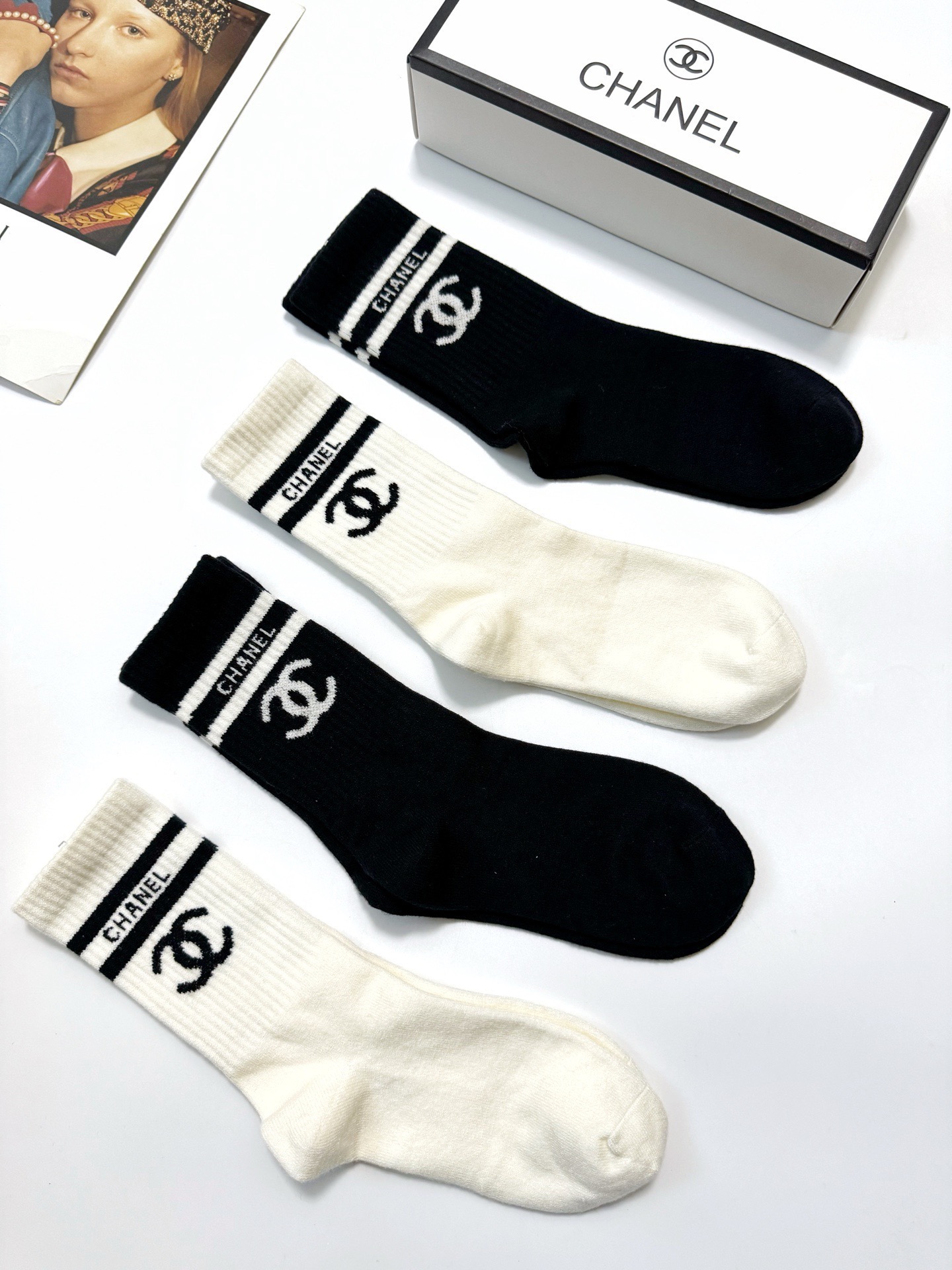 爆款回货 配包装🌟【一盒 4 双】🌟Chanel 香奈儿 经典字母 logo羊绒 中筒袜 ！超级软糯亲肤