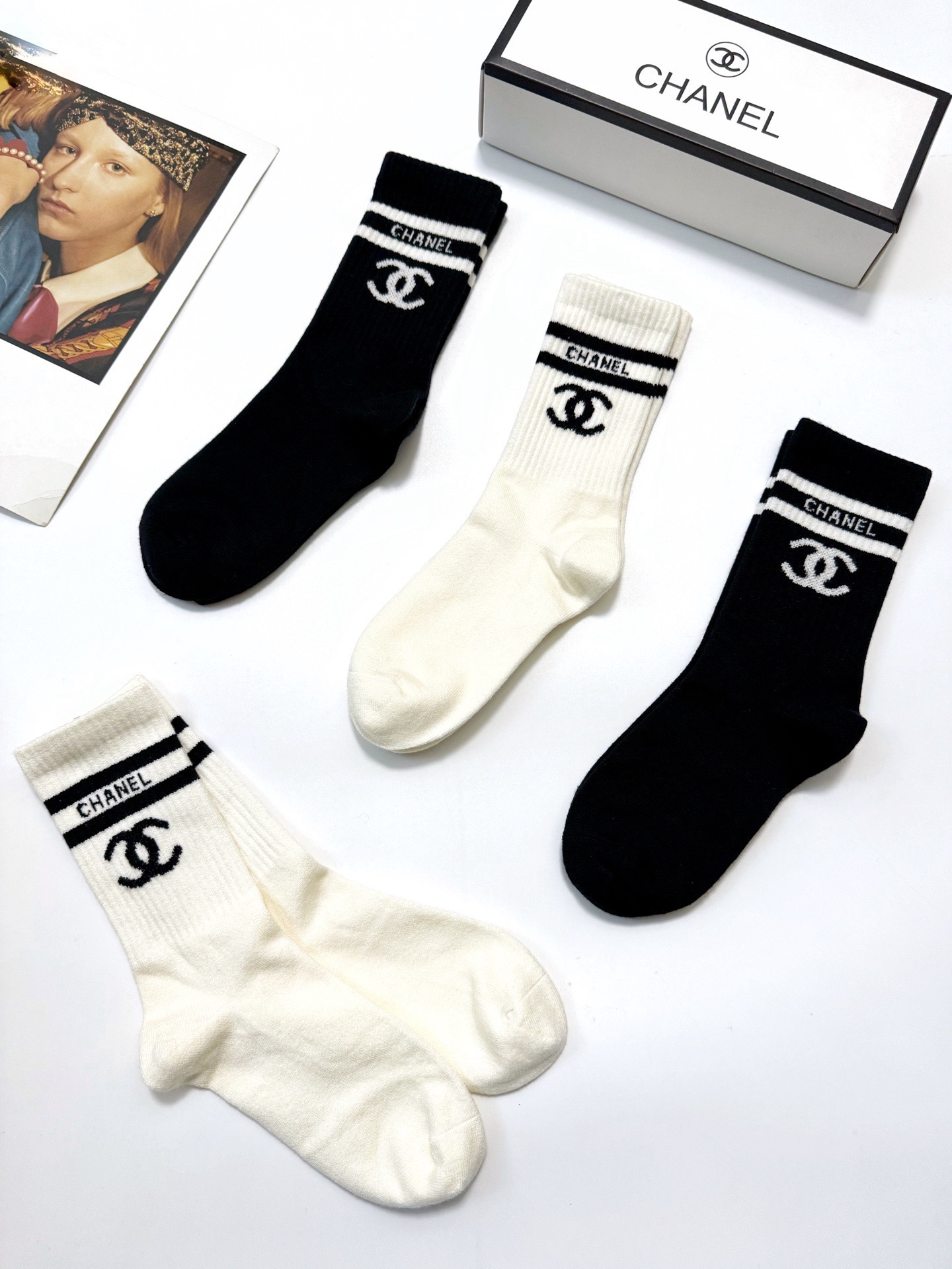 爆款回货 配包装🌟【一盒 4 双】🌟Chanel 香奈儿 经典字母 logo羊绒 中筒袜 ！超级软糯亲肤