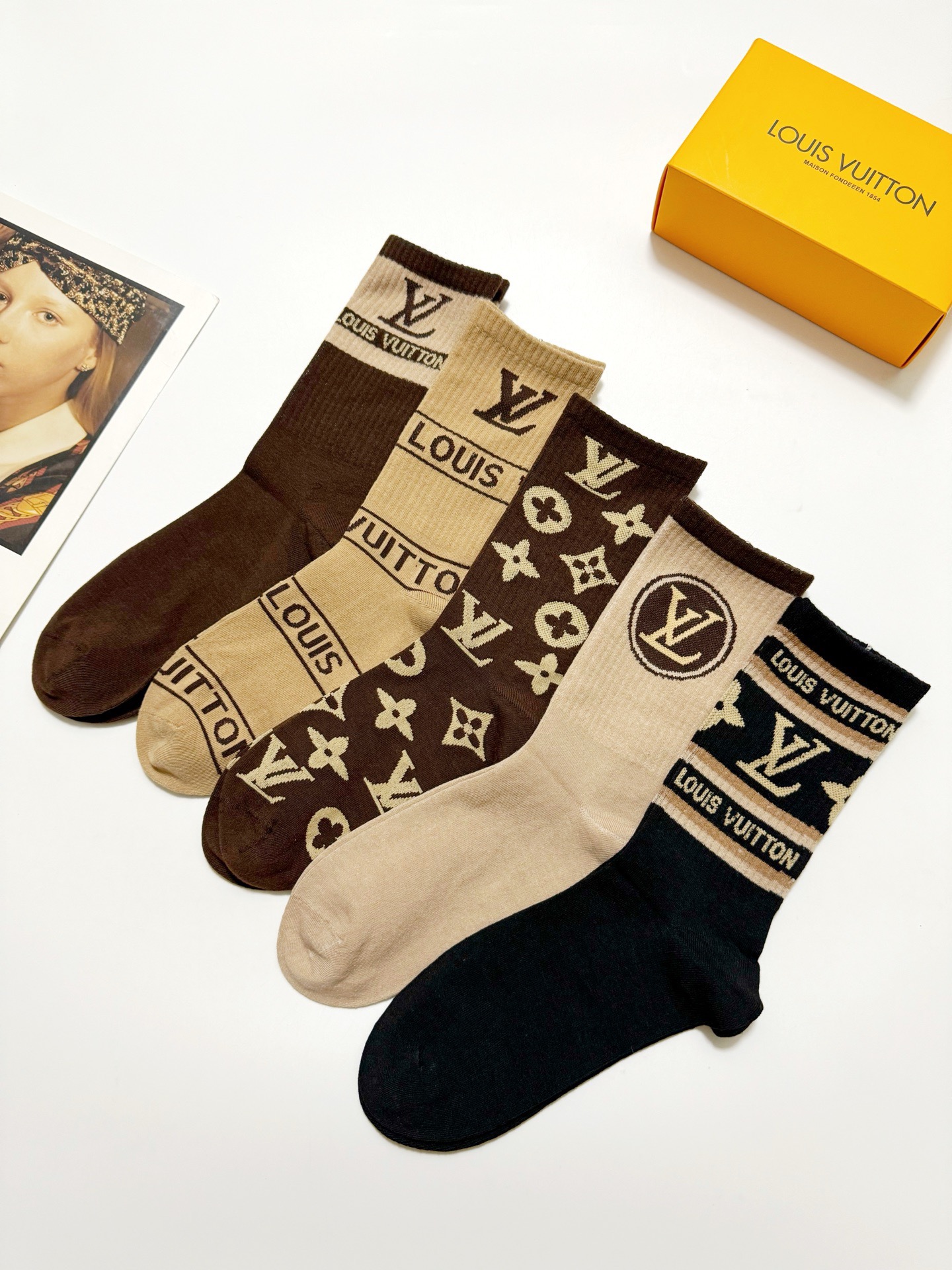 爆款回货 配包装🌟【一盒5双】 🌟LV 路易威登 经典字母logo 纯棉中筒袜 ，ins超火爆短袜，纯棉