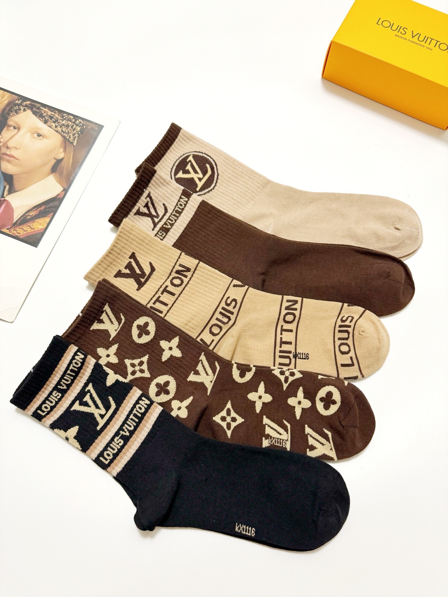 爆款回货 配包装🌟【一盒5双】 🌟LV 路易威登 经典字母logo 纯棉中筒袜 ，ins超火爆短袜，纯棉