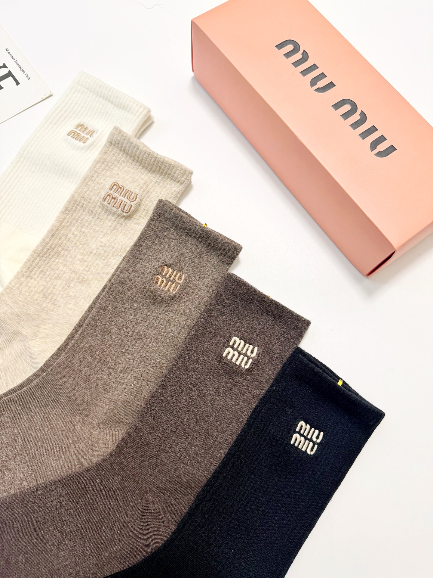 配包装🌟【一盒5 双】 🌟缪缪 miumiu 经典刺绣字母logo 混纺中筒袜 ，软糯亲肤，ins超火爆