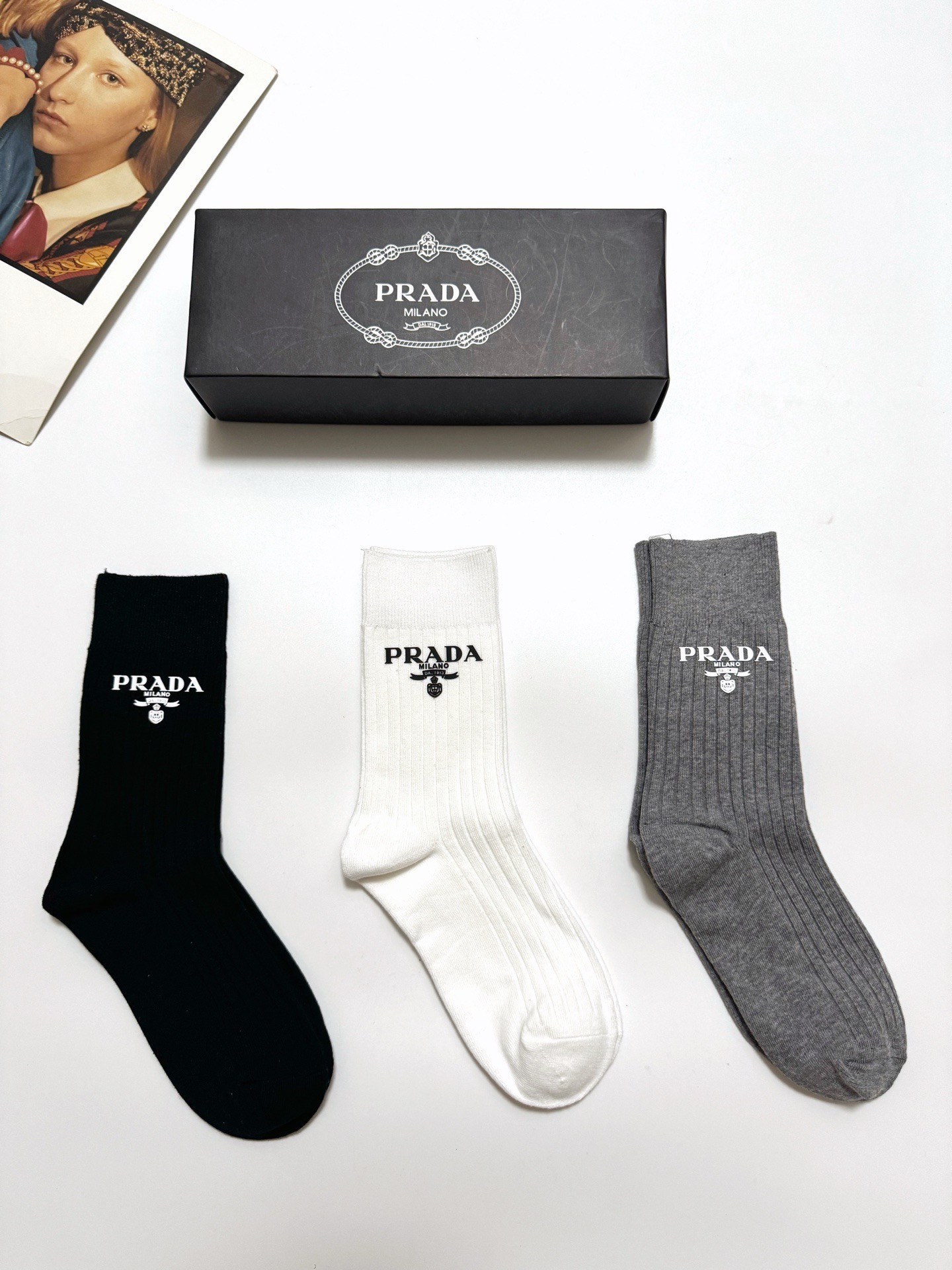 NO:640354,Comes with packaging [3 pairs in a box] Prada classic letter logo pure cotton mid-calf socks, classic color matching, personalized and fashionable, ins hot trend!  It’s on sale at the counter and it’s so explosive!  Super high quality!  A classic that never goes out of style!  A must-have for fashionistas, the quality of counter purchases is great and easy to wear!  Recommended, recommended, recommended ~ ~ must-have small items!  !  socks, stockings, socks, prada, socks19860909配包装【一盒3 双】 Prada 经典字母logo纯棉 中筒袜  经典配色个性时尚 ins爆款！专柜在售ing 好看到爆炸 ！超高品质！经典不过时！潮人必不能少的专柜代购品质 ,巨好穿！推荐推荐推荐～～必入小单品！！袜子,丝袜,袜子,prada,socks,accessory