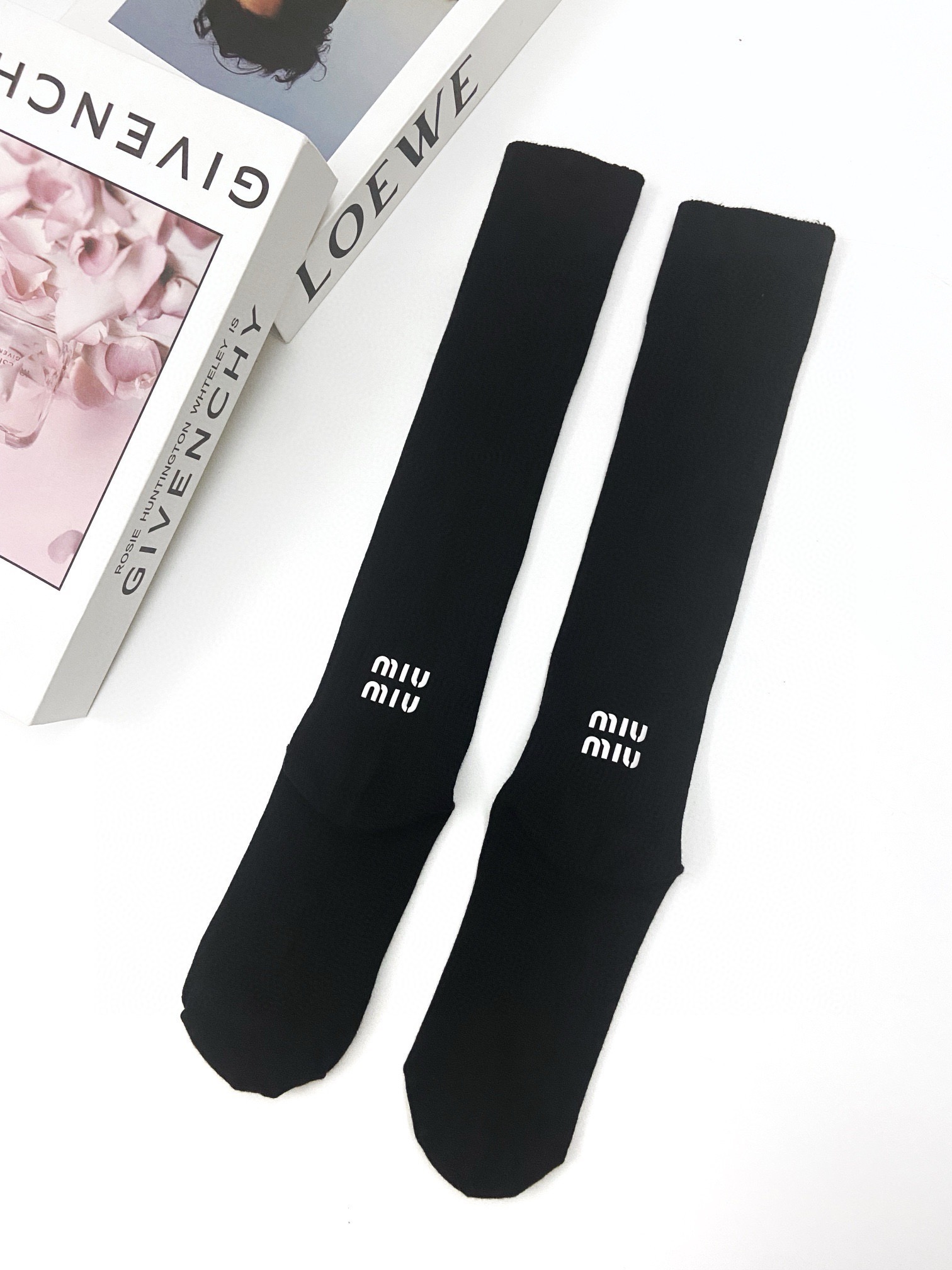 配包装🌟【一盒一 双】 🌟缪缪 miumiu 经典字母logo纯棉袜 小腿堆堆袜，ins超火爆红人同款，