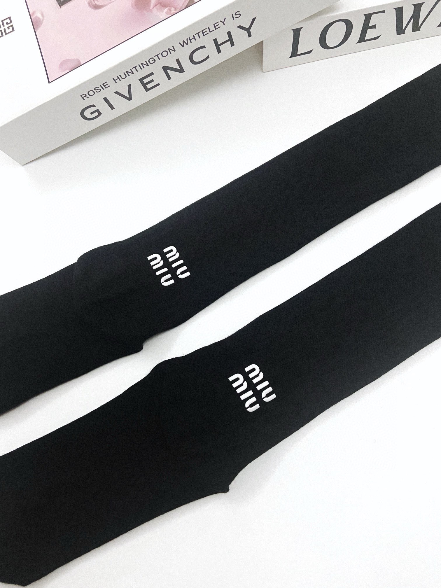 配包装🌟【一盒一 双】 🌟缪缪 miumiu 经典字母logo纯棉袜 小腿堆堆袜，ins超火爆红人同款，