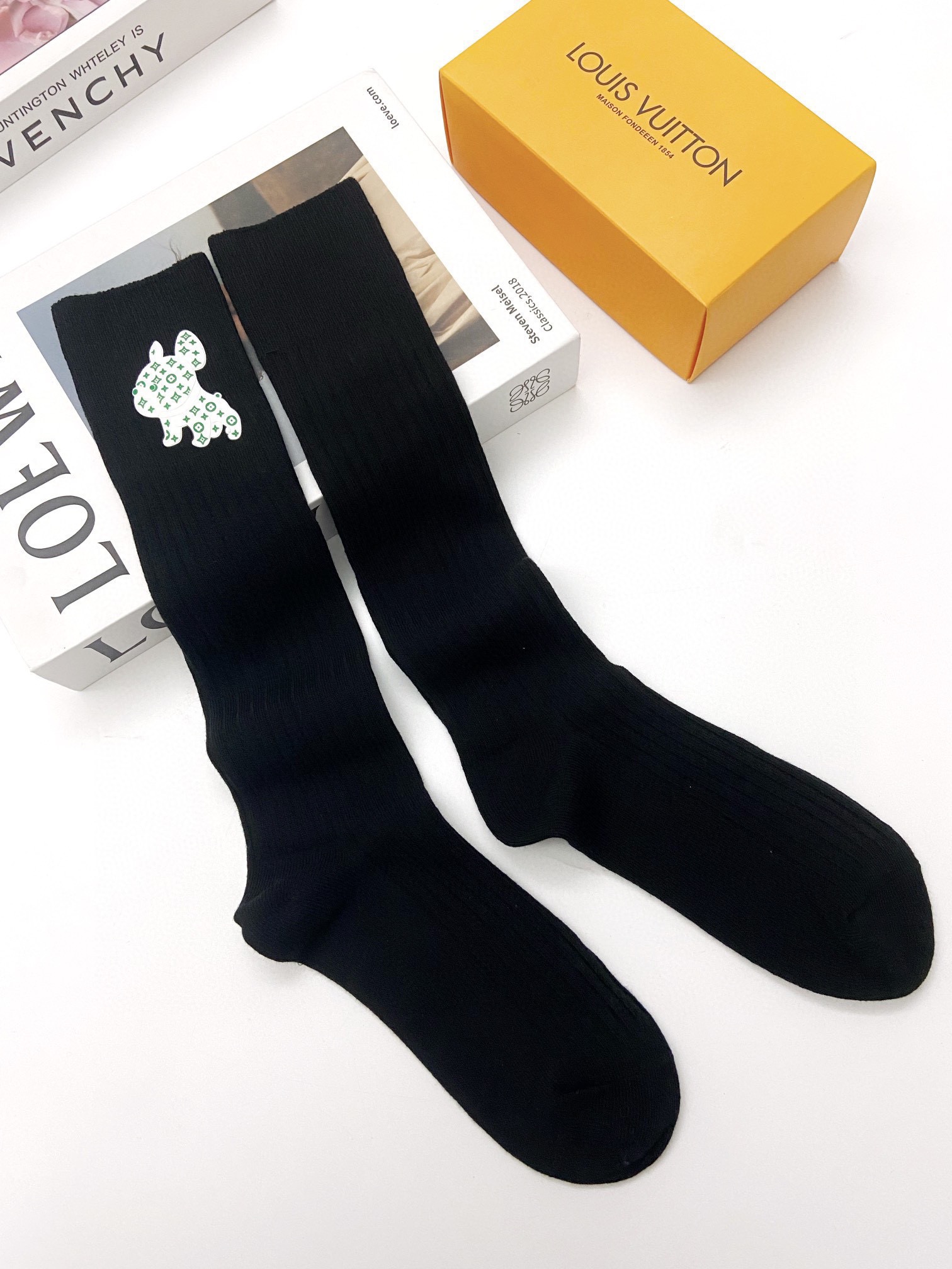 配包装🌟【一盒一双】🌟LV 路易威登 经典字母logo纯棉长筒袜 小腿袜🌟重工装饰个性时尚🌟ins爆款！