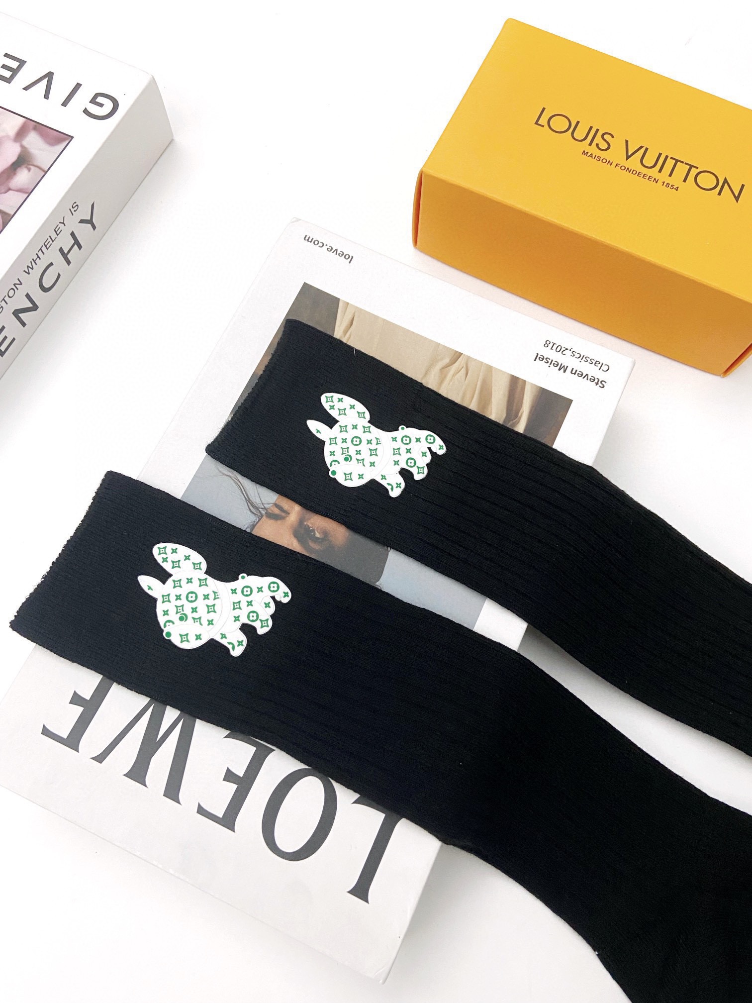 配包装🌟【一盒一双】🌟LV 路易威登 经典字母logo纯棉长筒袜 小腿袜🌟重工装饰个性时尚🌟ins爆款！