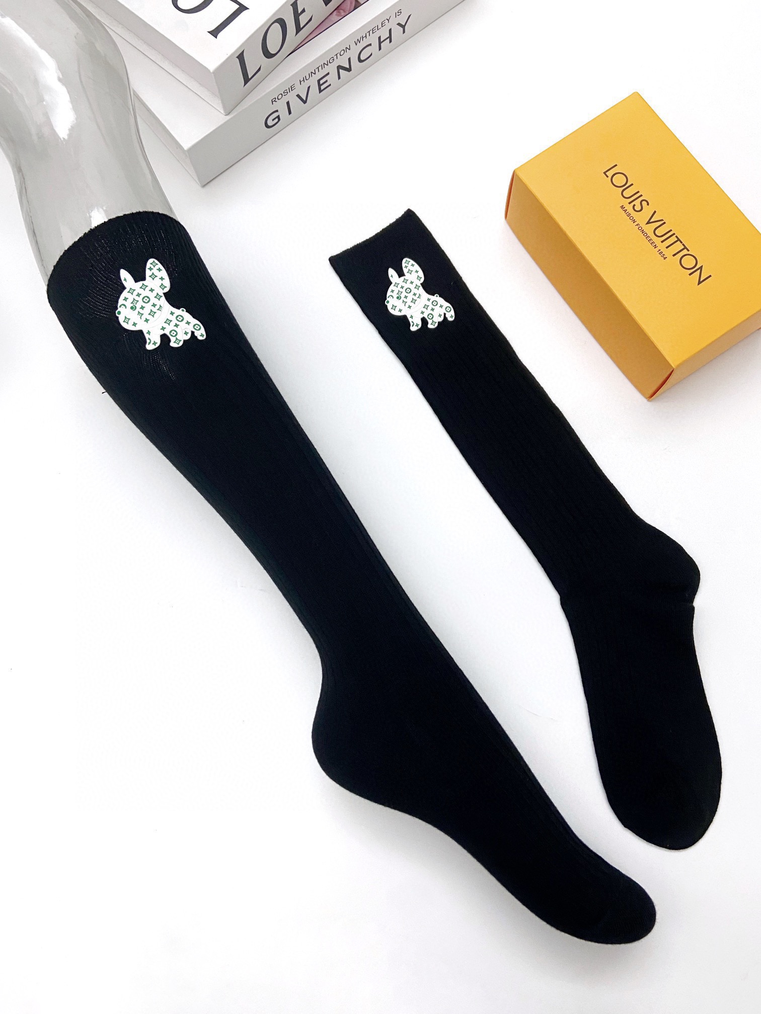 配包装🌟【一盒一双】🌟LV 路易威登 经典字母logo纯棉长筒袜 小腿袜🌟重工装饰个性时尚🌟ins爆款！