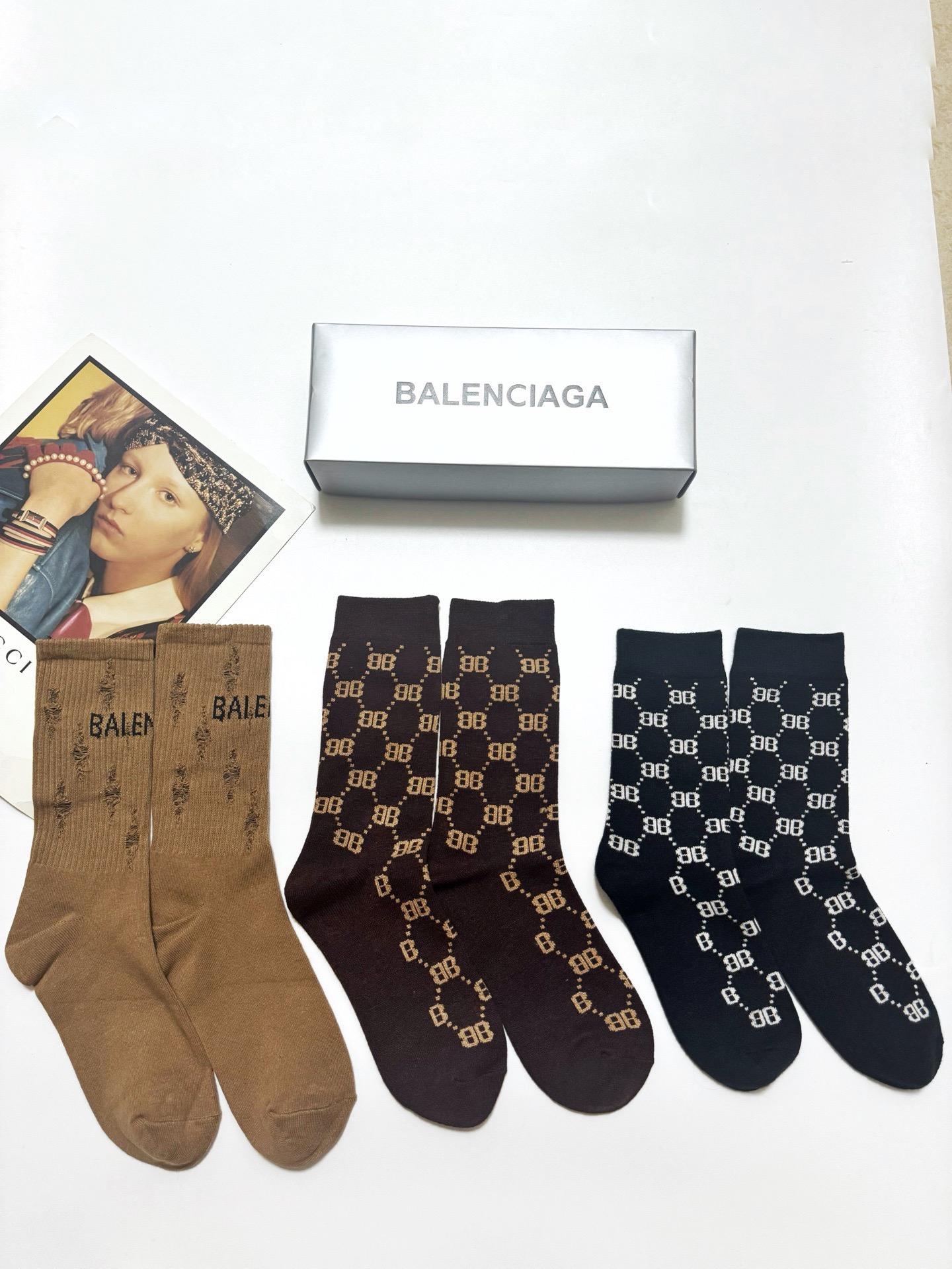 NO:640372,Comes with packaging [3 pairs in a box] Balenciaga classic letter logo pure cotton/cashmere blend mid-calf socks, an ins hot hit!  It’s on sale at the counter and it’s so explosive!  Super high quality!  A classic that never goes out of style!  A must-have for fashionistas, the quality of counter purchases is great and easy to wear!  Recommended, recommended, recommended ~ ~ must-have small items!  !  socks, stockings, socks, balenciaga, balenciaga, socks19860909配包装【一盒3双】 巴黎世家 balenciaga 经典字母logo 纯棉/羊绒混纺 中筒袜 ins爆款！专柜在售ing 好看到爆炸 ！超高品质！经典不过时！潮人必不能少的专柜代购品质 ,巨好穿！推荐推荐推荐～～必入小单品！！袜子,丝袜,袜子,balenciaga,balenciaga,socks,accessory