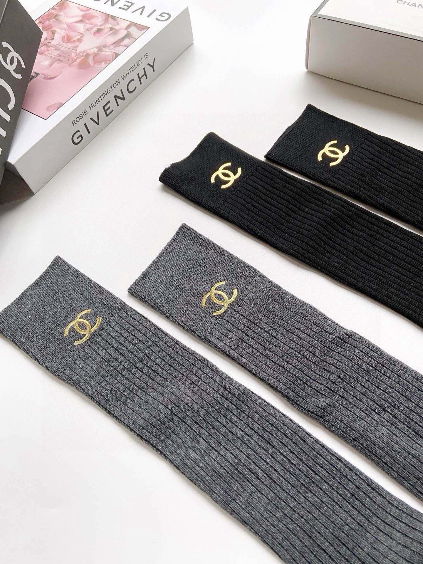 爆款回货 配包装🌟【一盒一双】🌟Chanel 香奈儿 经典双C字母logo纯棉长筒袜 小腿袜🌟ins爆款