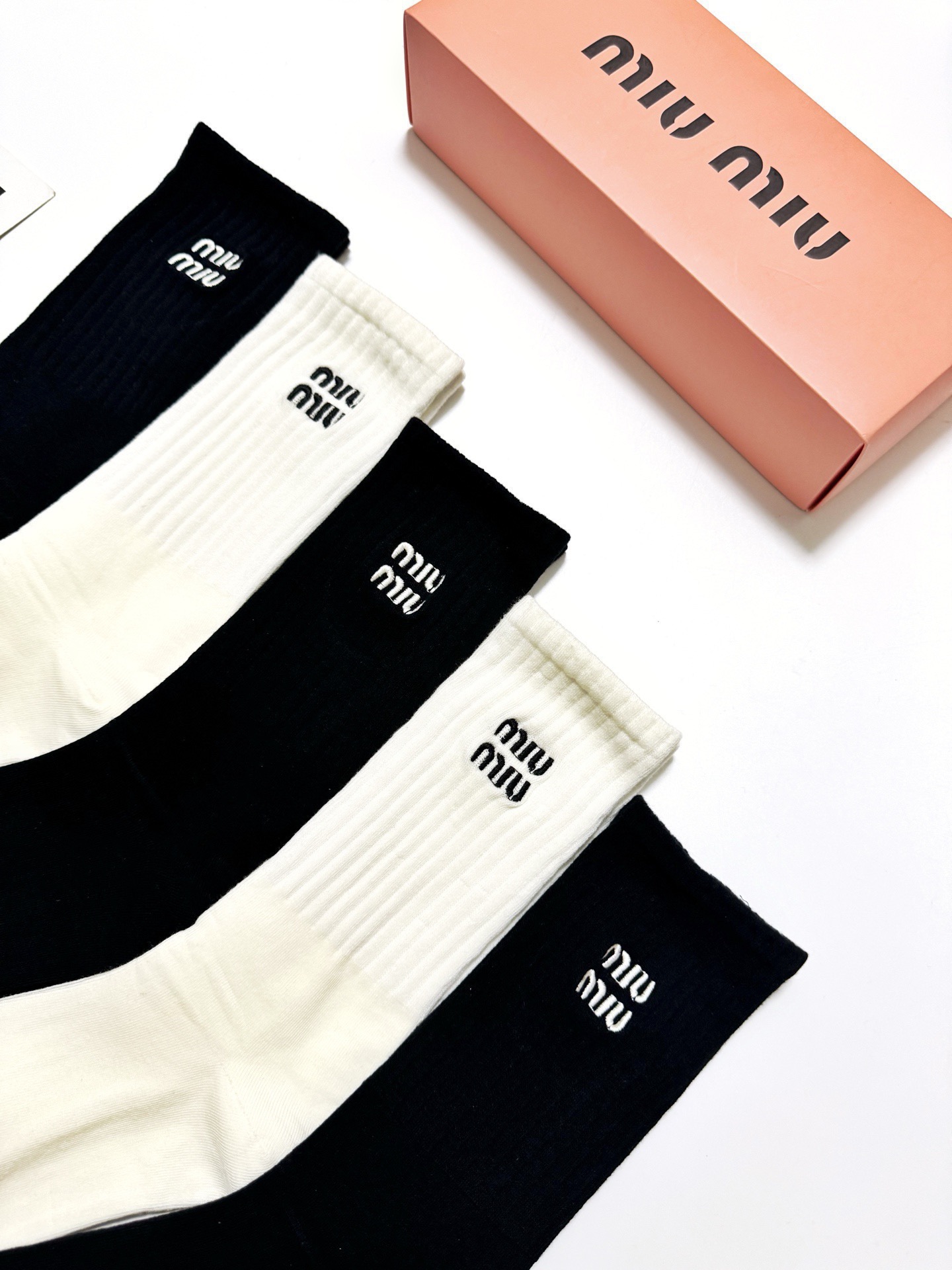 配包装🌟【一盒5 双】 🌟缪缪miumiu 经典刺绣字母logo 纯棉中筒袜 ，ins超火爆小腿袜，纯棉