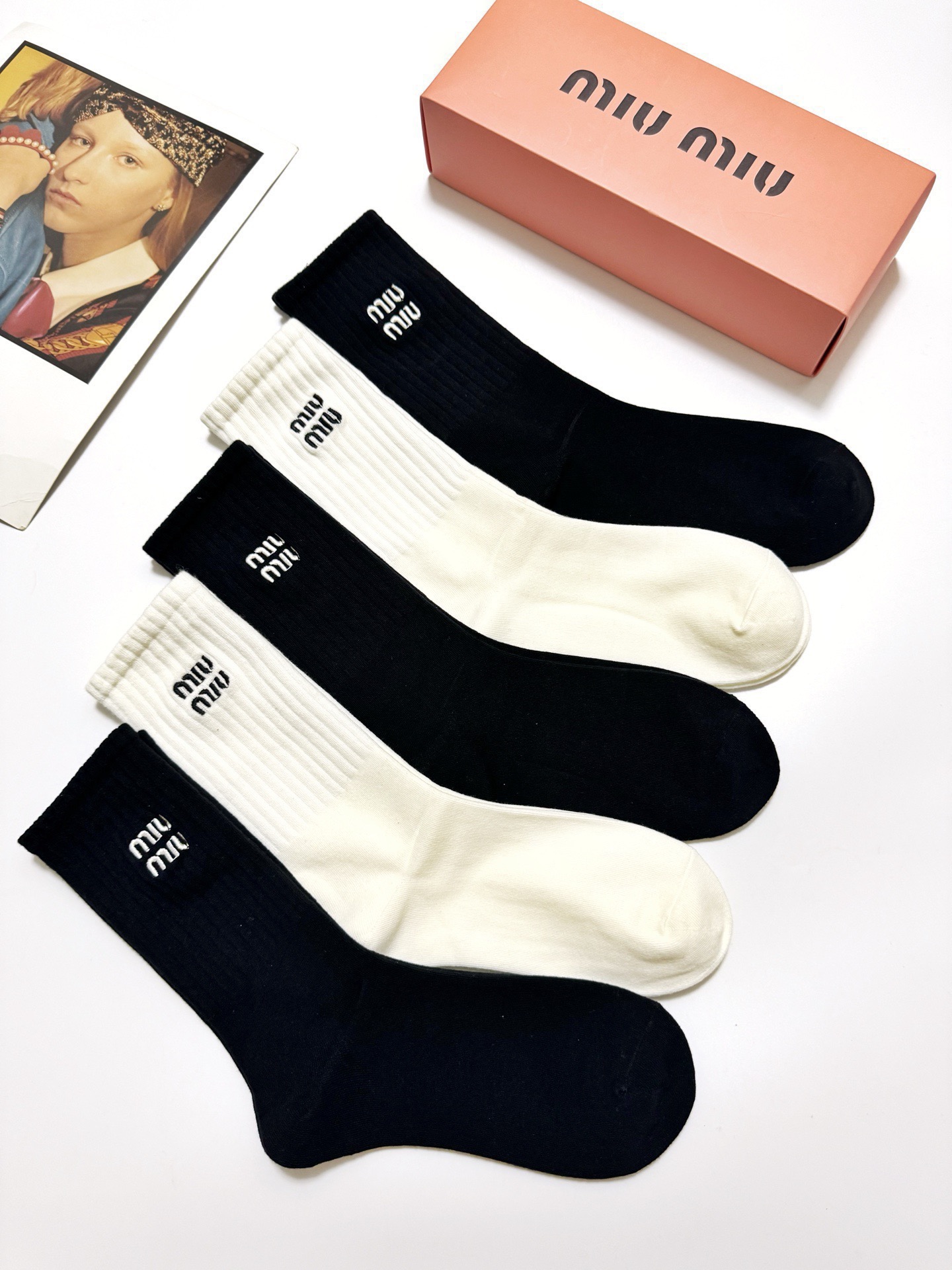 配包装🌟【一盒5 双】 🌟缪缪miumiu 经典刺绣字母logo 纯棉中筒袜 ，ins超火爆小腿袜，纯棉