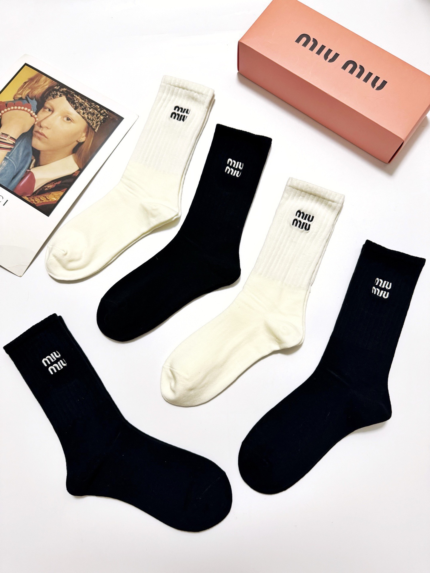 配包装🌟【一盒5 双】 🌟缪缪miumiu 经典刺绣字母logo 纯棉中筒袜 ，ins超火爆小腿袜，纯棉