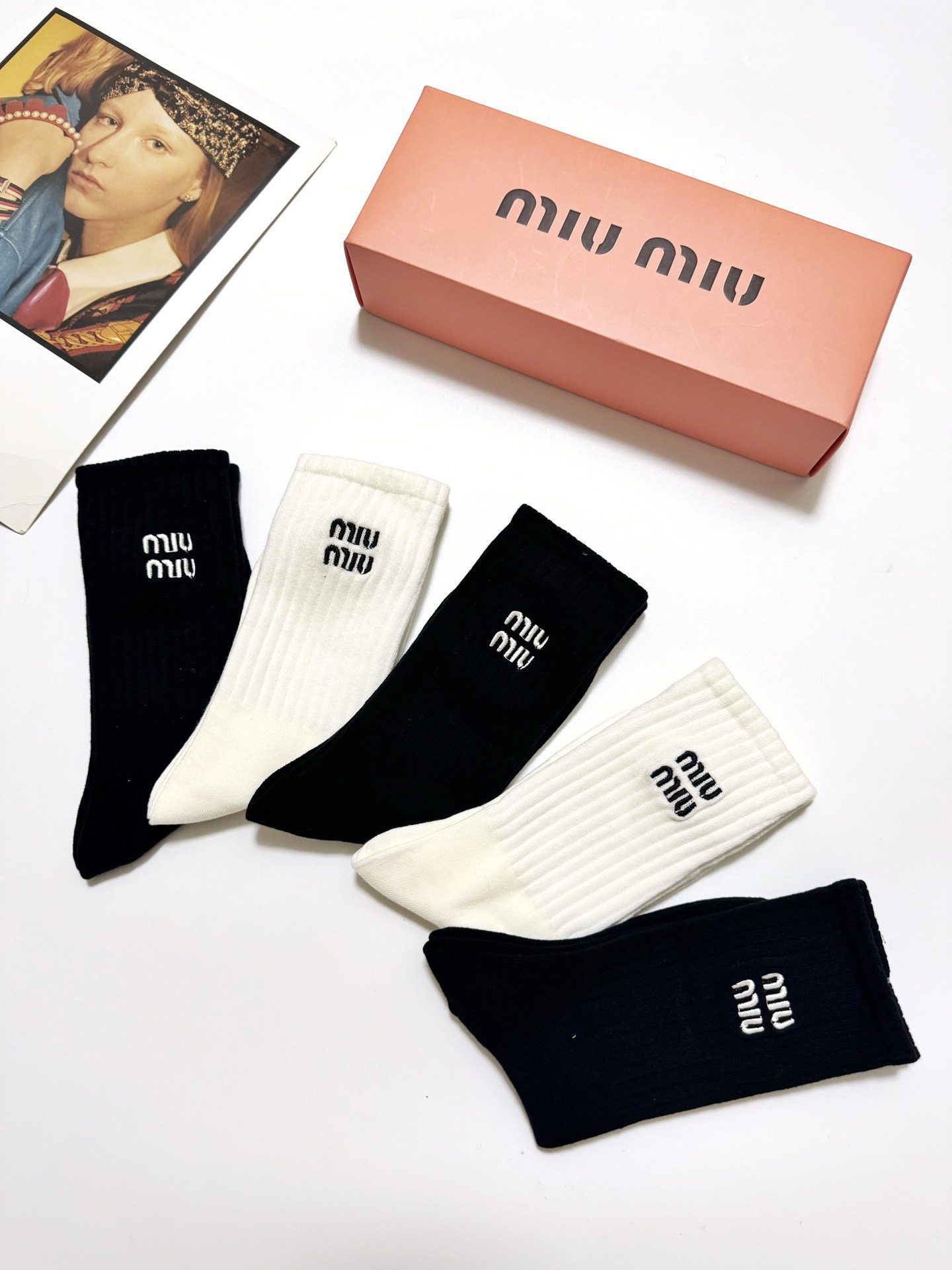 配包装🌟【一盒5 双】 🌟缪缪miumiu 经典刺绣字母logo 纯棉中筒袜 ，ins超火爆小腿袜，纯棉