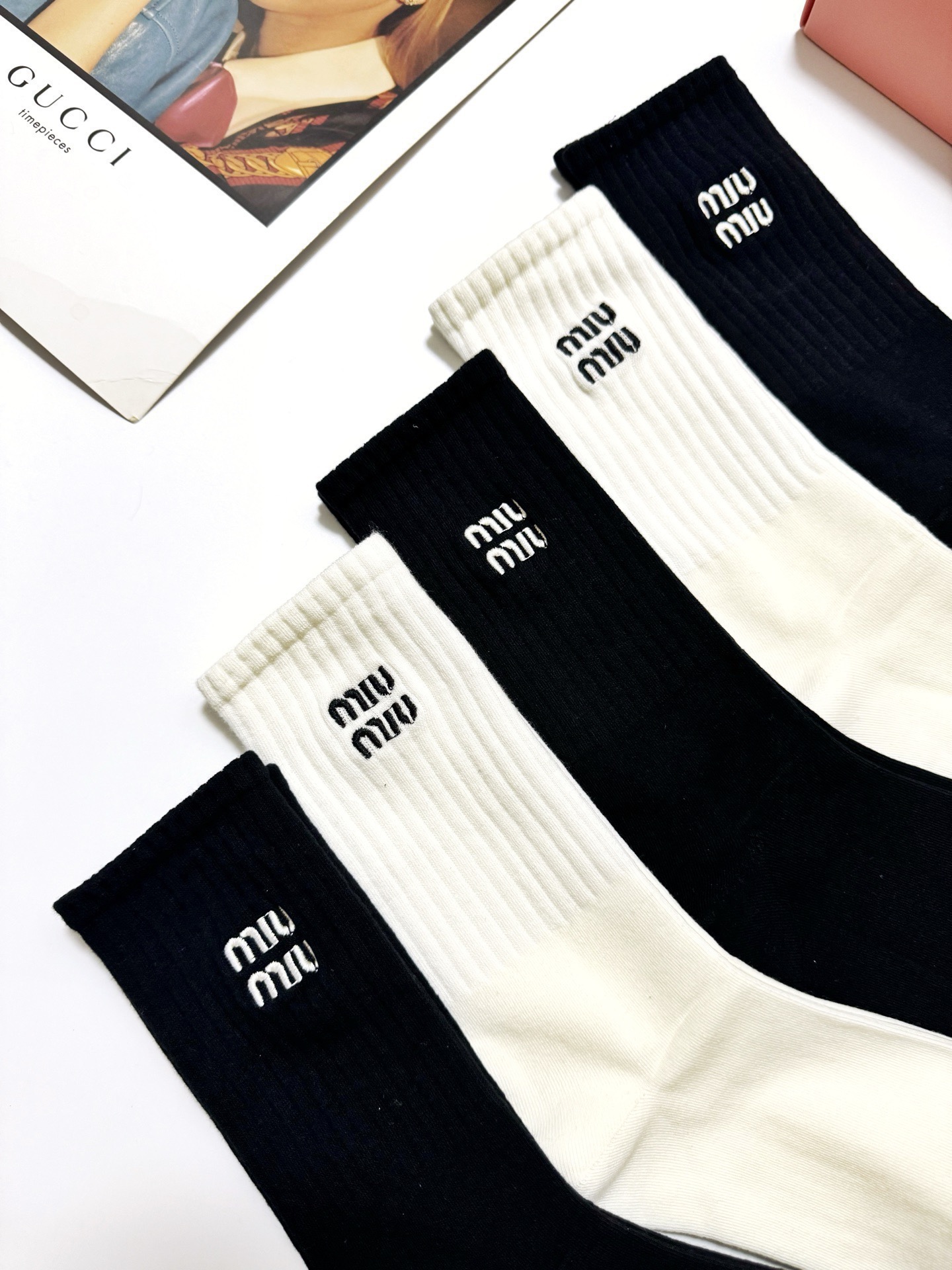配包装🌟【一盒5 双】 🌟缪缪miumiu 经典刺绣字母logo 纯棉中筒袜 ，ins超火爆小腿袜，纯棉