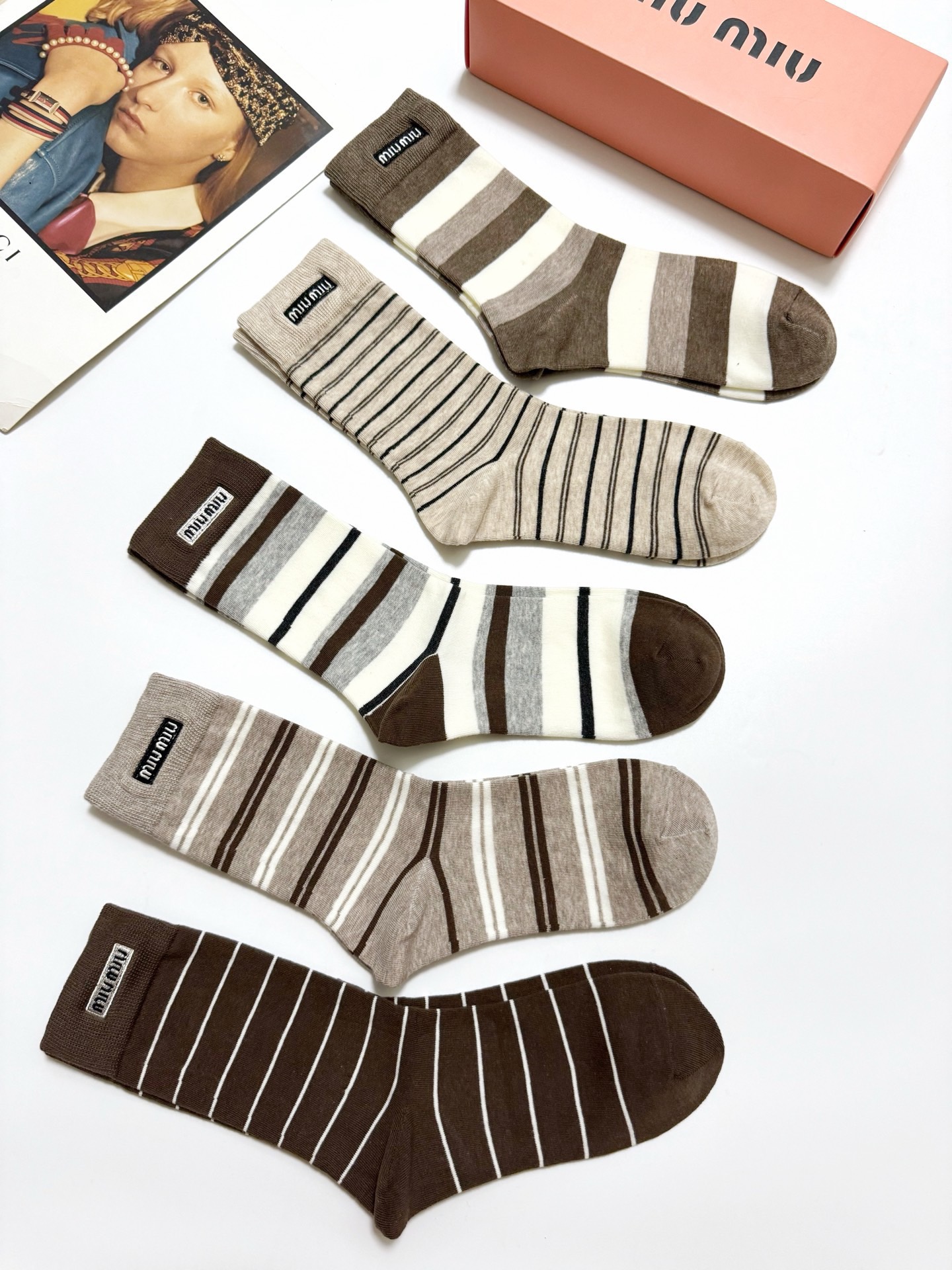 配包装🌟【一盒5双】🌟缪缪 miumiu 爆款纯棉中筒袜，韩系条纹➕超百搭大火配色🔥超完美结合，款式经典