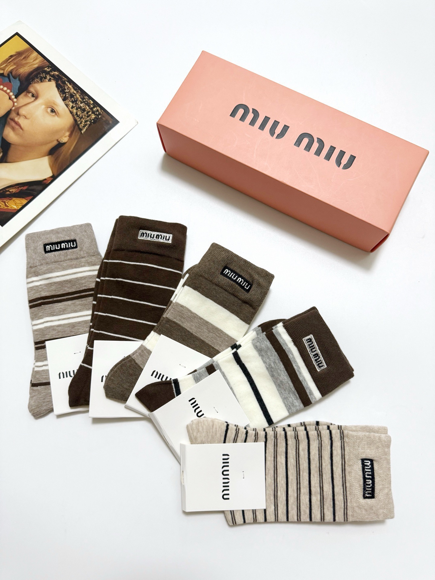配包装🌟【一盒5双】🌟缪缪 miumiu 爆款纯棉中筒袜，韩系条纹➕超百搭大火配色🔥超完美结合，款式经典