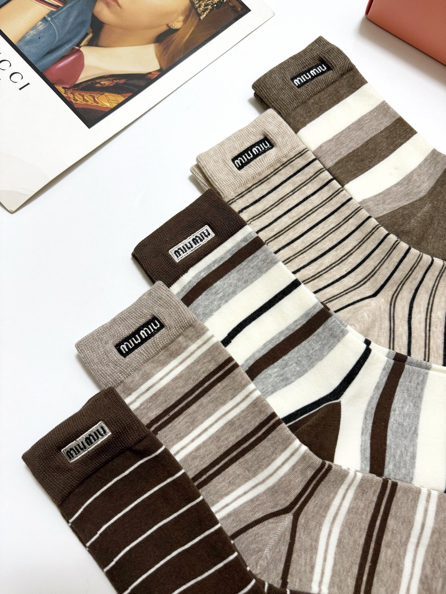 配包装🌟【一盒5双】🌟缪缪 miumiu 爆款纯棉中筒袜，韩系条纹➕超百搭大火配色🔥超完美结合，款式经典