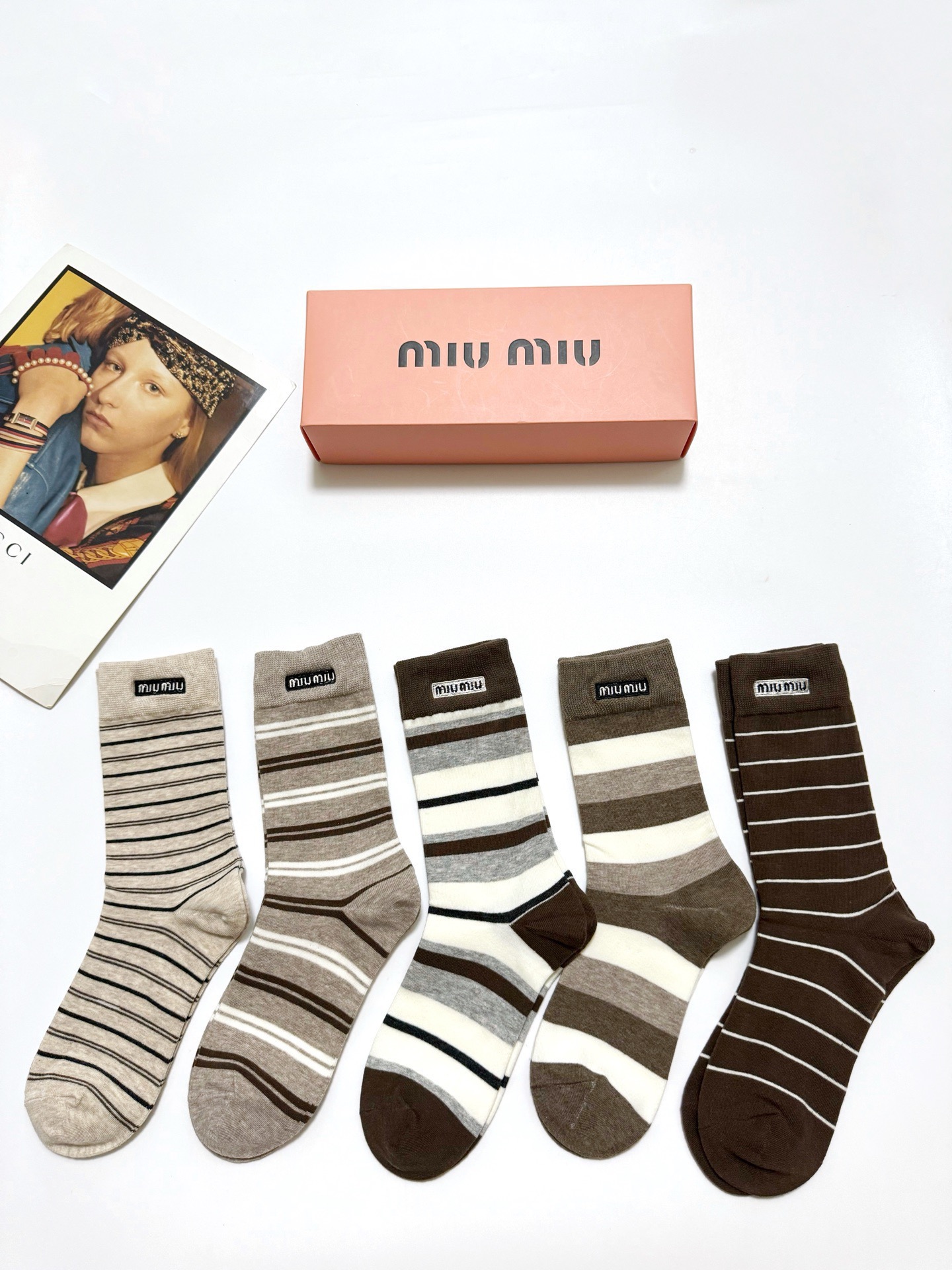 配包装🌟【一盒5双】🌟缪缪 miumiu 爆款纯棉中筒袜，韩系条纹➕超百搭大火配色🔥超完美结合，款式经典