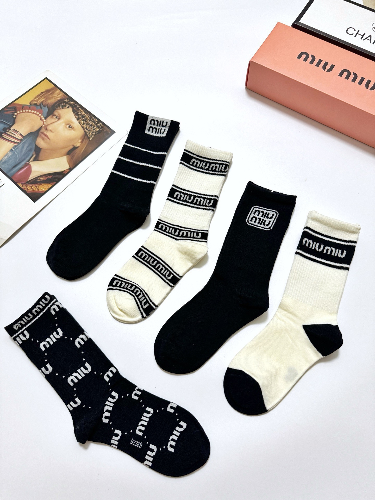 配包装🌟【一盒5双】🌟缪缪 miumiu 爆款纯棉中筒袜，韩系条纹➕超百搭大火配色🔥超完美结合，款式经典