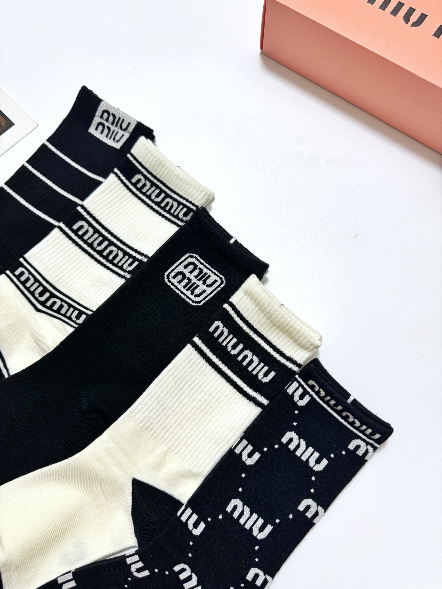 配包装🌟【一盒5双】🌟缪缪 miumiu 爆款纯棉中筒袜，韩系条纹➕超百搭大火配色🔥超完美结合，款式经典