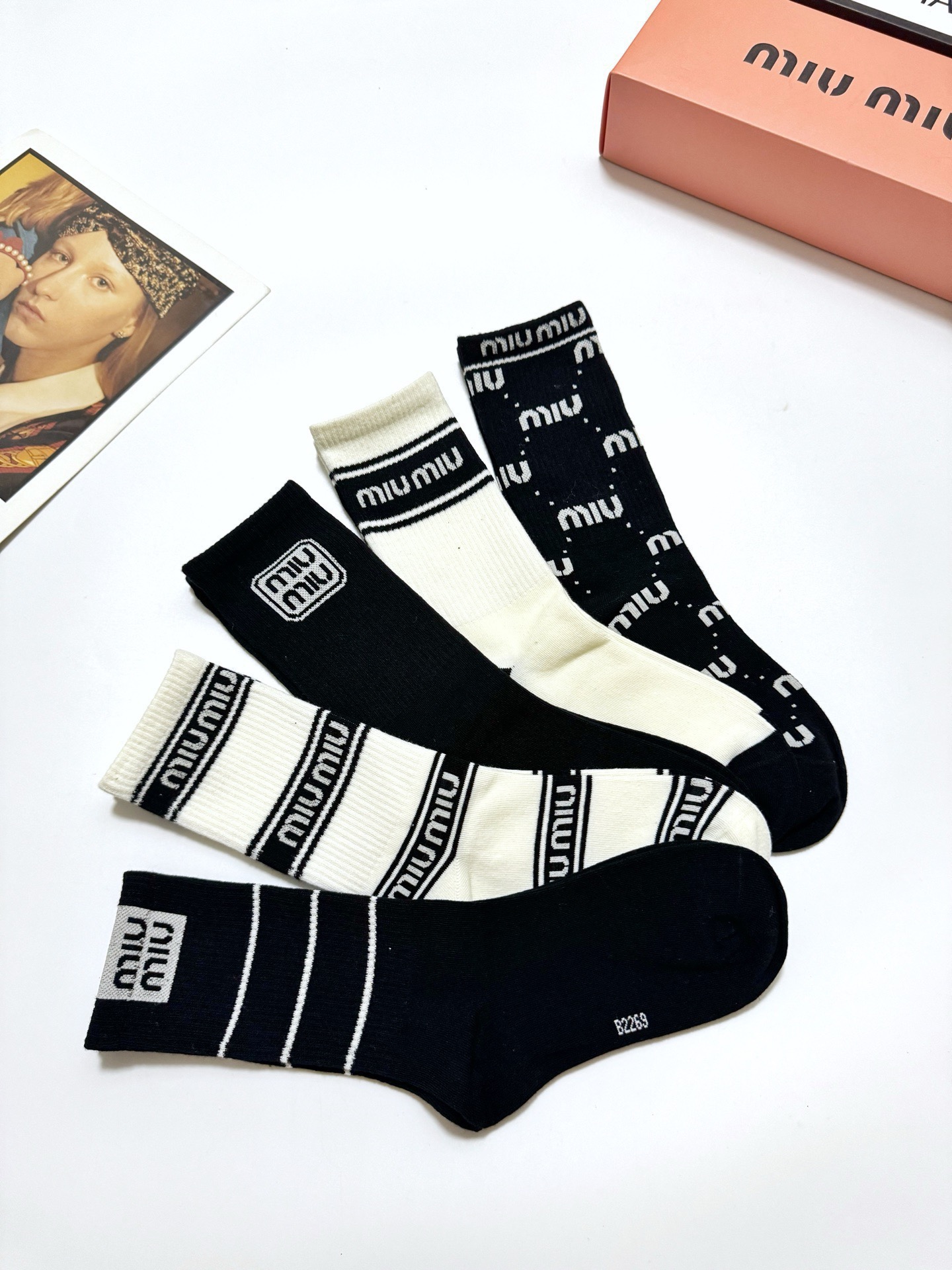 配包装🌟【一盒5双】🌟缪缪 miumiu 爆款纯棉中筒袜，韩系条纹➕超百搭大火配色🔥超完美结合，款式经典