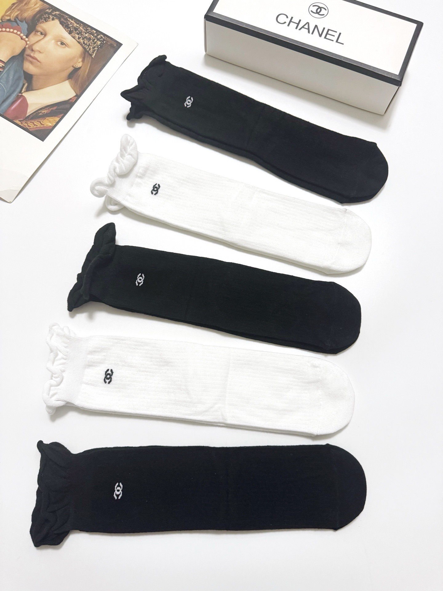 配包装🌟【一盒5双】🌟Chanel 香奈儿 经典字母logo 透气纯棉中筒直板袜 ，ins超火爆红人同款