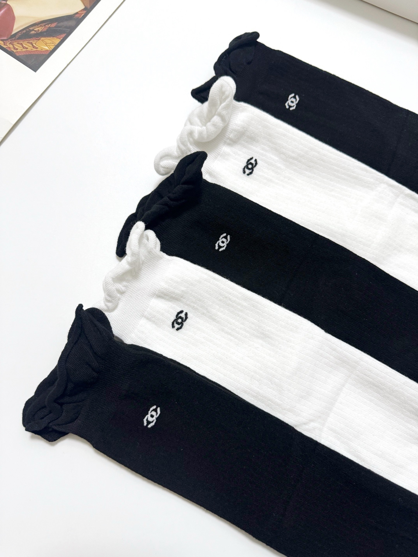 配包装🌟【一盒5双】🌟Chanel 香奈儿 经典字母logo 透气纯棉中筒直板袜 ，ins超火爆红人同款