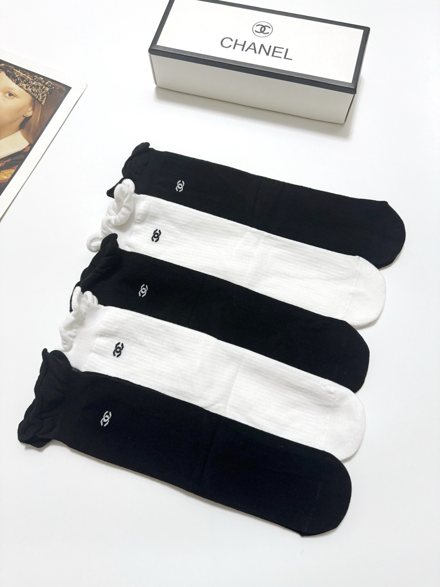 配包装🌟【一盒5双】🌟Chanel 香奈儿 经典字母logo 透气纯棉中筒直板袜 ，ins超火爆红人同款