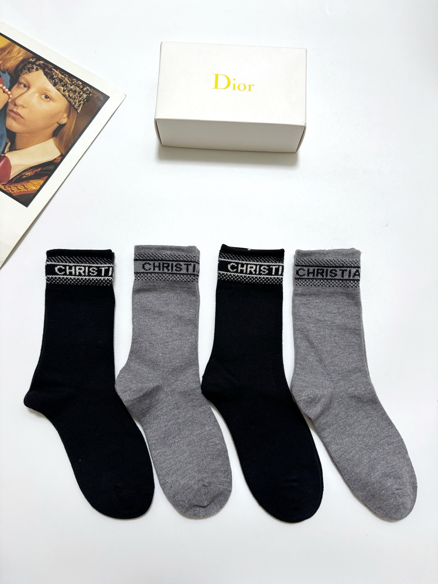 配包装🌟【一盒4 双】 🌟Dior 迪奥 经典字母logo 羊绒混纺 中筒袜 ，ins超火爆配色 ，超级