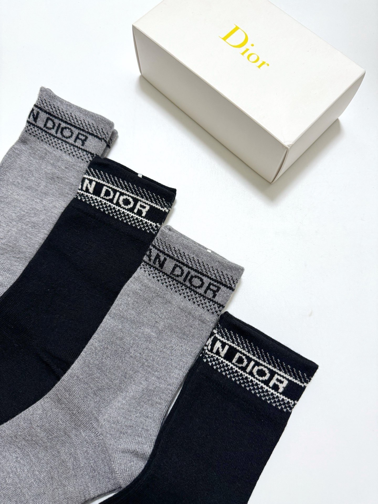 配包装🌟【一盒4 双】 🌟Dior 迪奥 经典字母logo 羊绒混纺 中筒袜 ，ins超火爆配色 ，超级