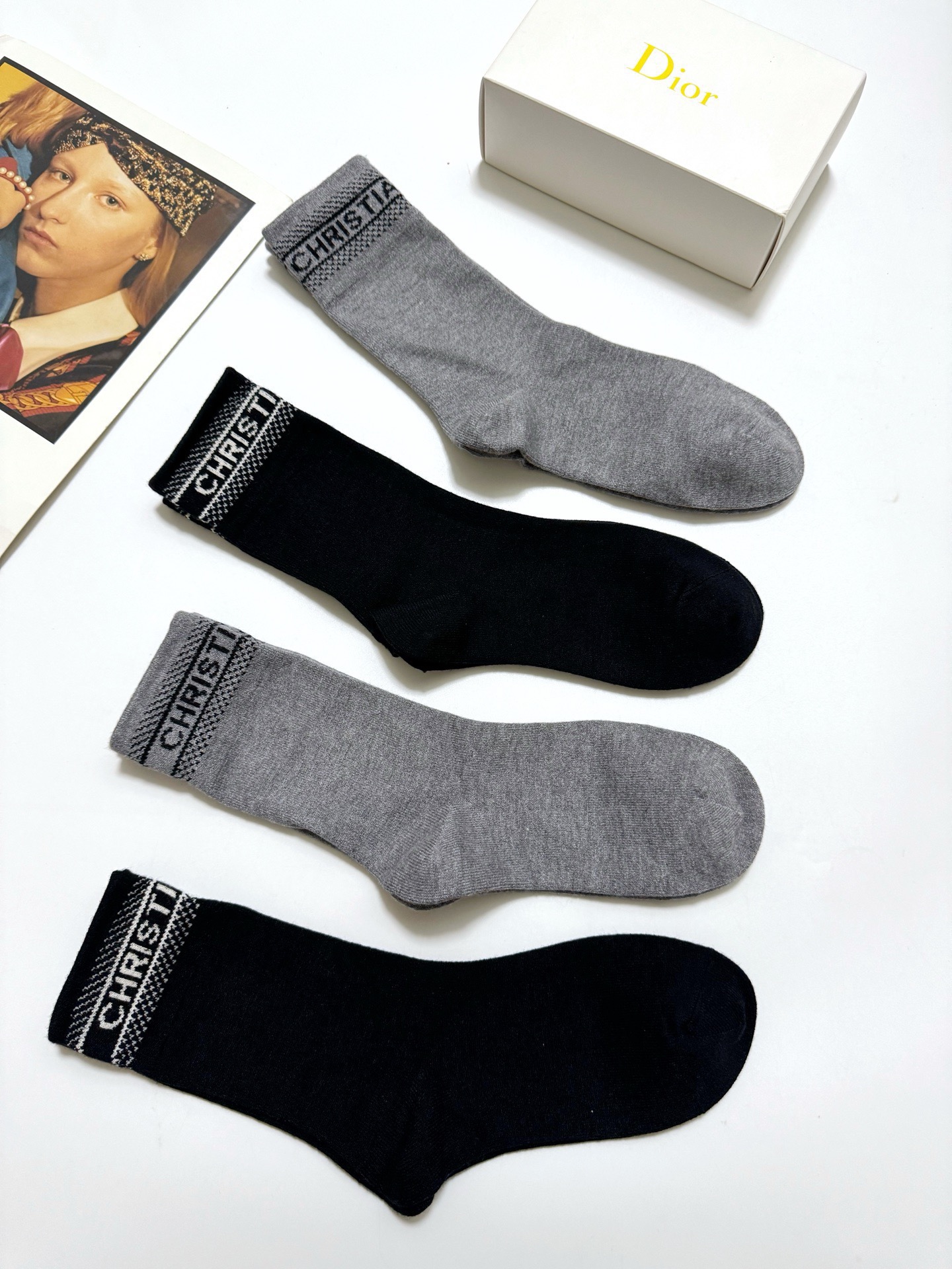 配包装🌟【一盒4 双】 🌟Dior 迪奥 经典字母logo 羊绒混纺 中筒袜 ，ins超火爆配色 ，超级