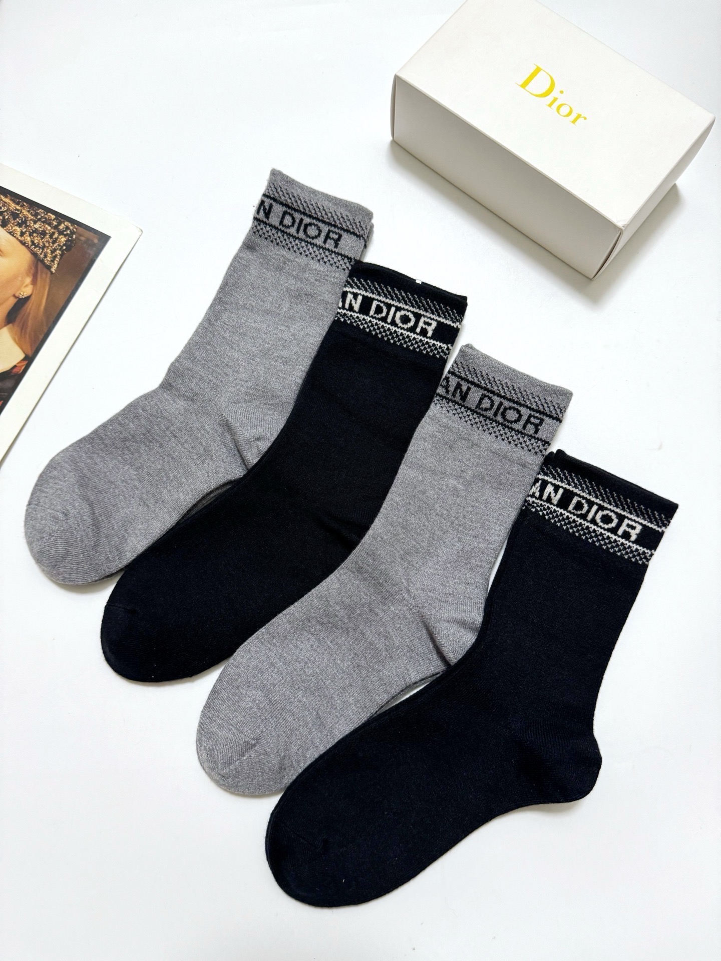 配包装🌟【一盒4 双】 🌟Dior 迪奥 经典字母logo 羊绒混纺 中筒袜 ，ins超火爆配色 ，超级