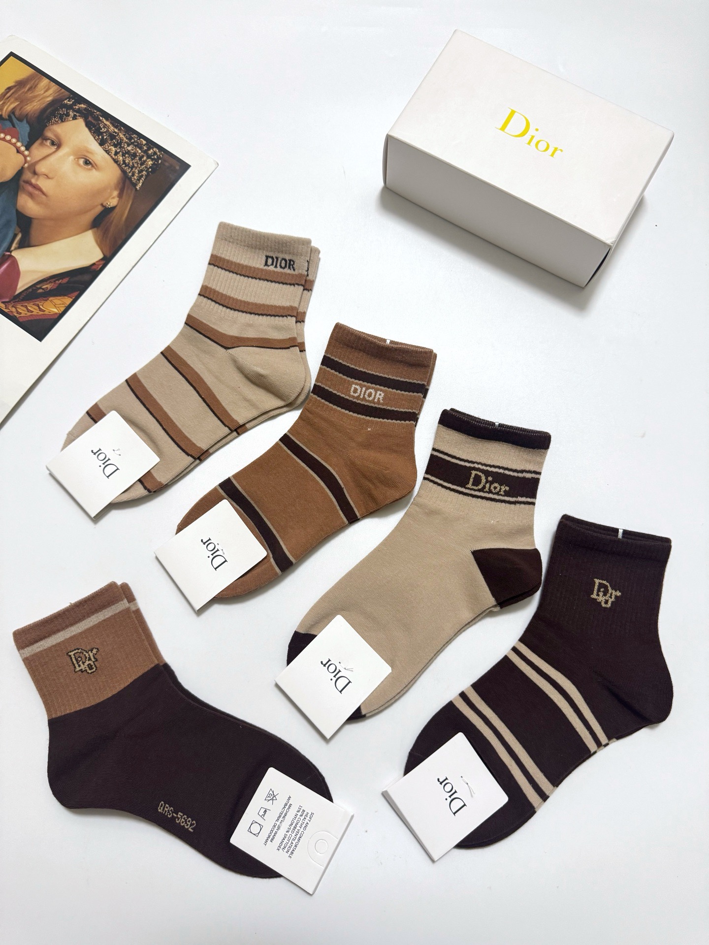 配包装🌟【一盒5 双】 🌟Dior 迪奥 经典字母logo 纯棉短筒袜 ，ins超火爆短袜，纯棉面料，潮