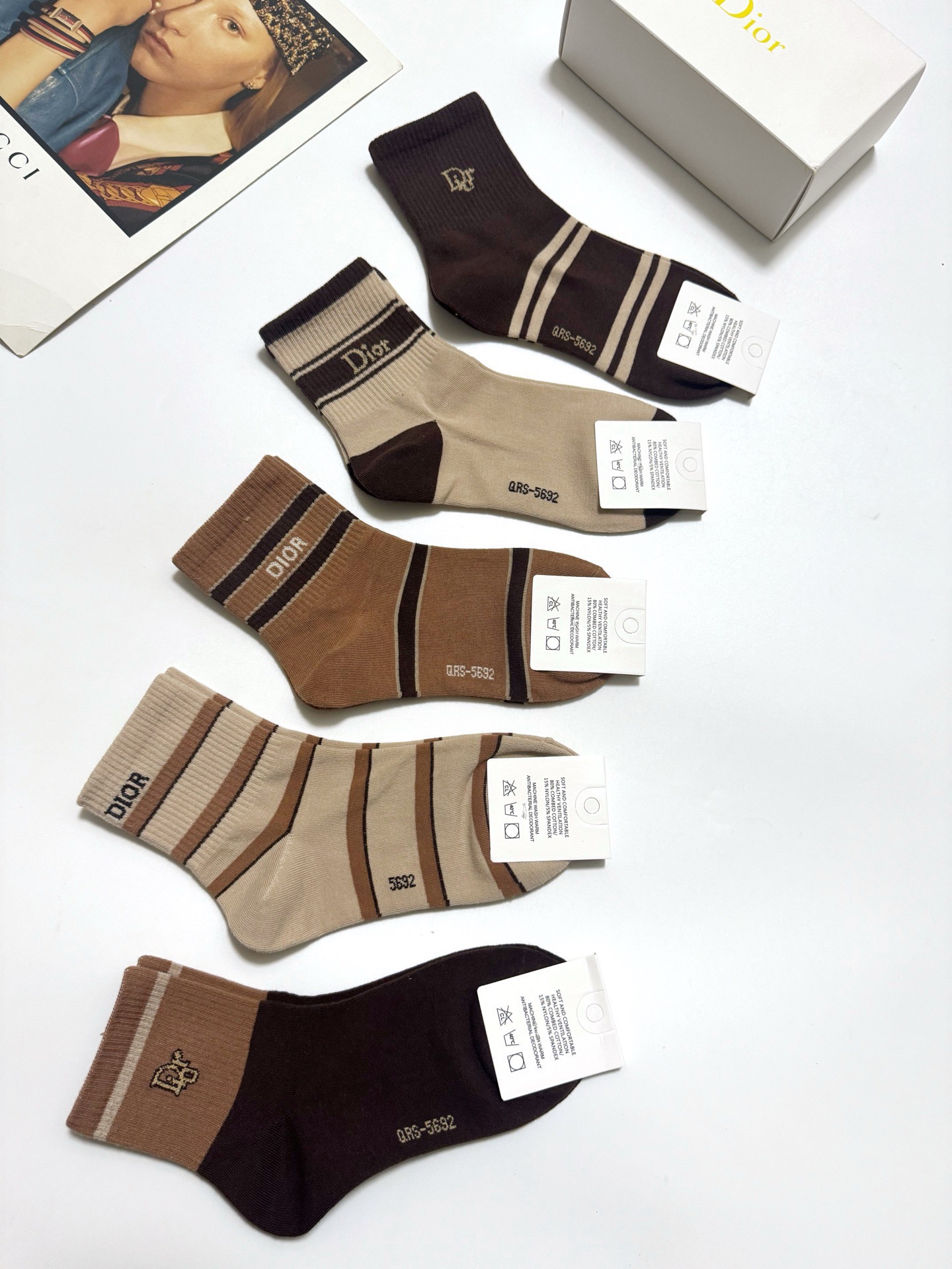 配包装🌟【一盒5 双】 🌟Dior 迪奥 经典字母logo 纯棉短筒袜 ，ins超火爆短袜，纯棉面料，潮
