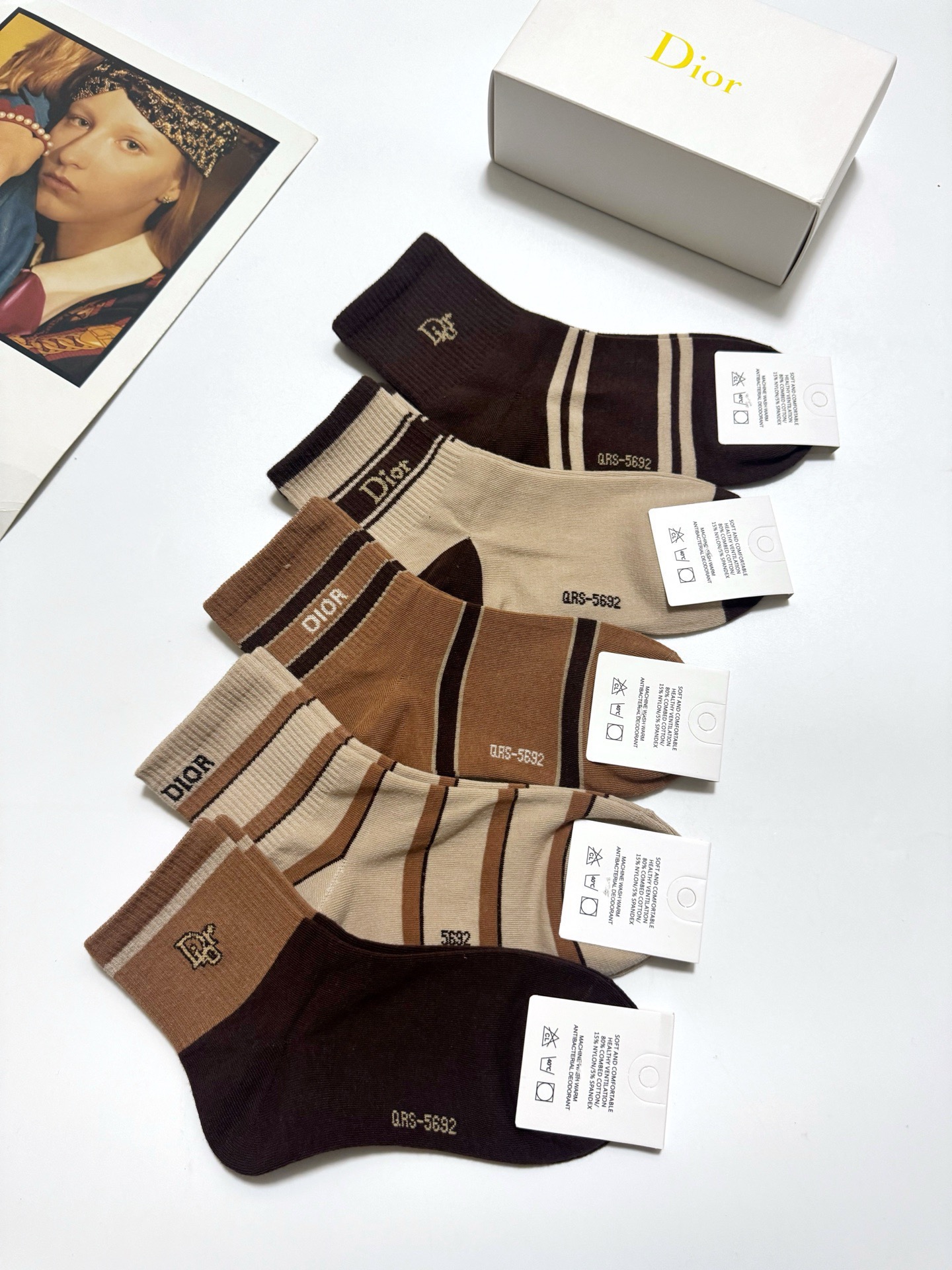 配包装🌟【一盒5 双】 🌟Dior 迪奥 经典字母logo 纯棉短筒袜 ，ins超火爆短袜，纯棉面料，潮