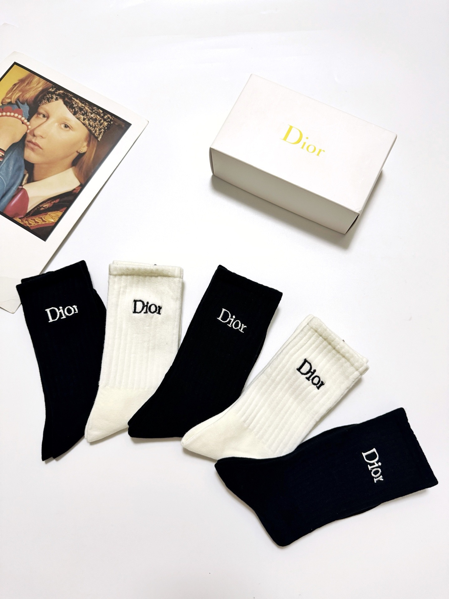 配包装🌟【一盒5 双】 🌟Dior 迪奥 经典刺绣字母logo 纯棉中筒袜 ，ins超火爆小腿袜，纯棉面