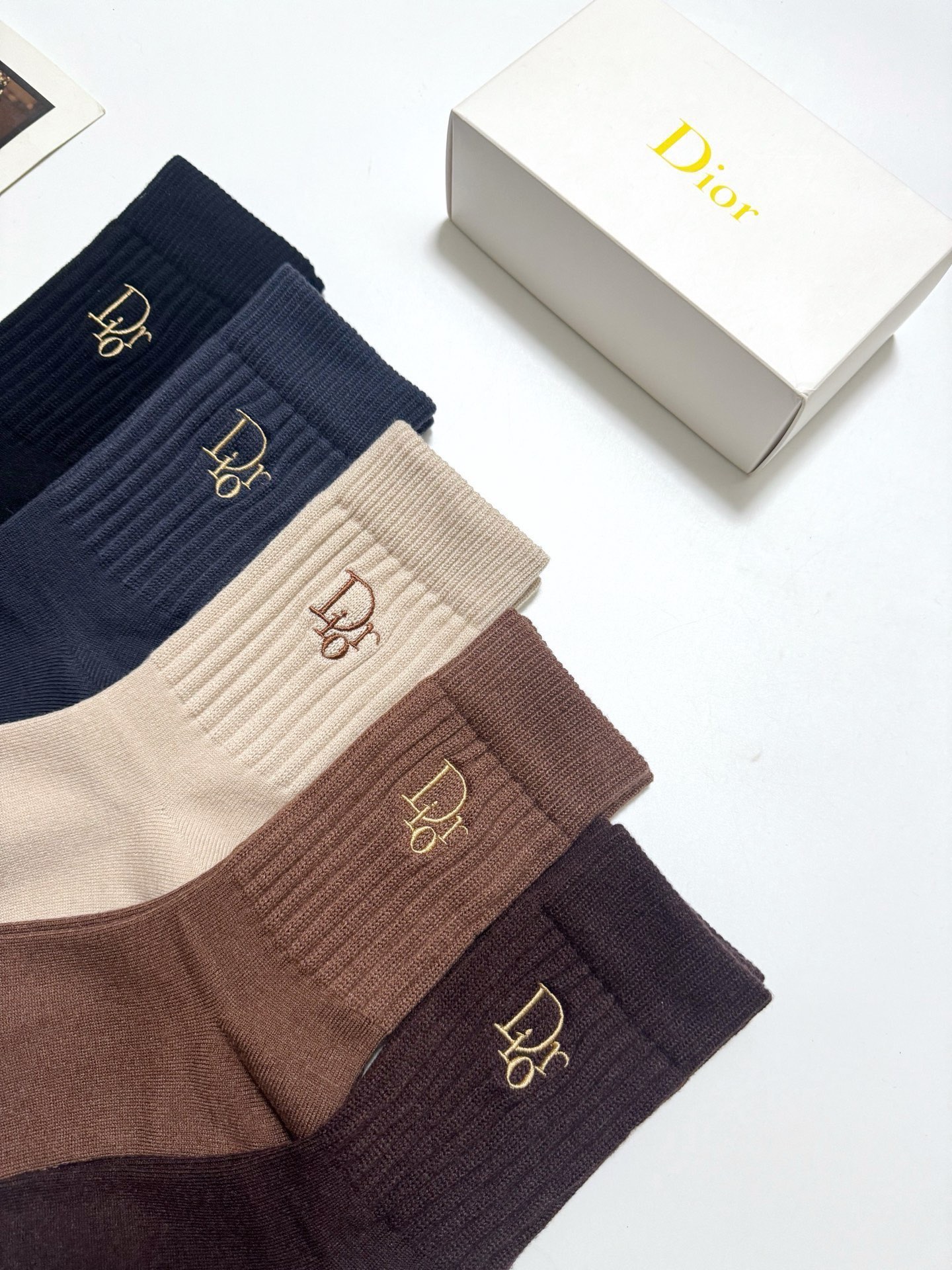 爆款回货 配包装🌟【一盒5 双】男女同款 🌟Dior 迪奥 经典字母logo 羊绒混纺中筒袜 ，ins超