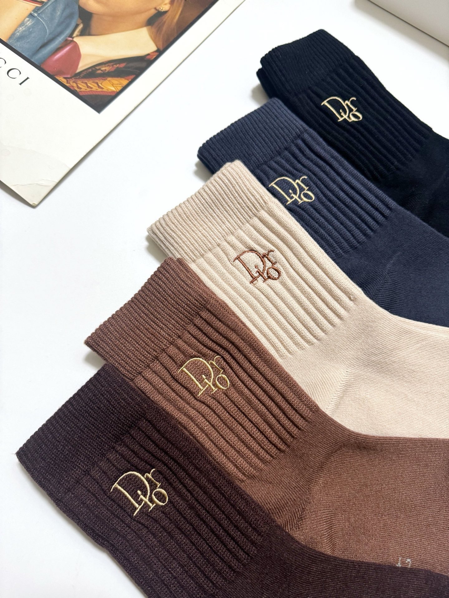 爆款回货 配包装🌟【一盒5 双】男女同款 🌟Dior 迪奥 经典字母logo 羊绒混纺中筒袜 ，ins超