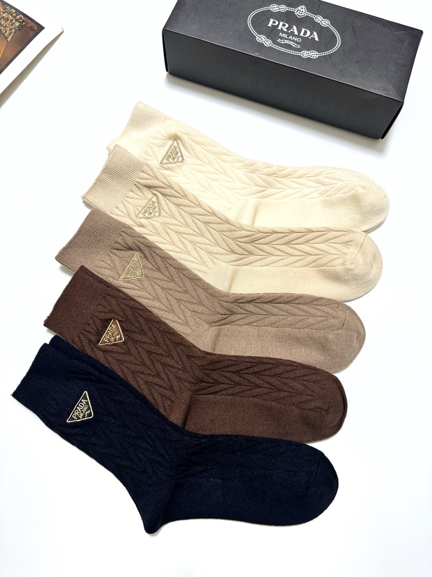 配包装🌟【一盒5 双】 🌟缪缪 miumiu 经典刺绣字母logo 羊绒混纺中筒袜 ，软糯亲肤，ins超