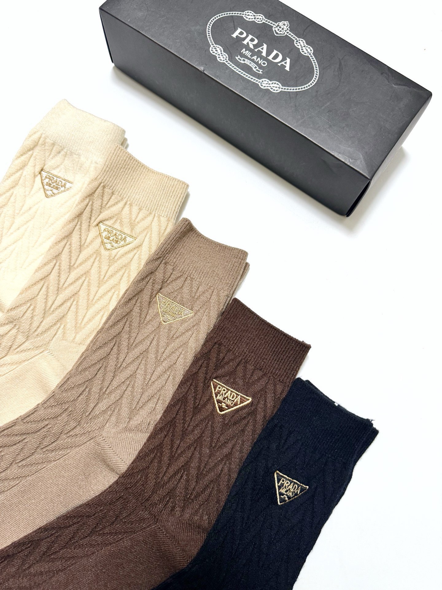 配包装🌟【一盒5 双】 🌟缪缪 miumiu 经典刺绣字母logo 羊绒混纺中筒袜 ，软糯亲肤，ins超