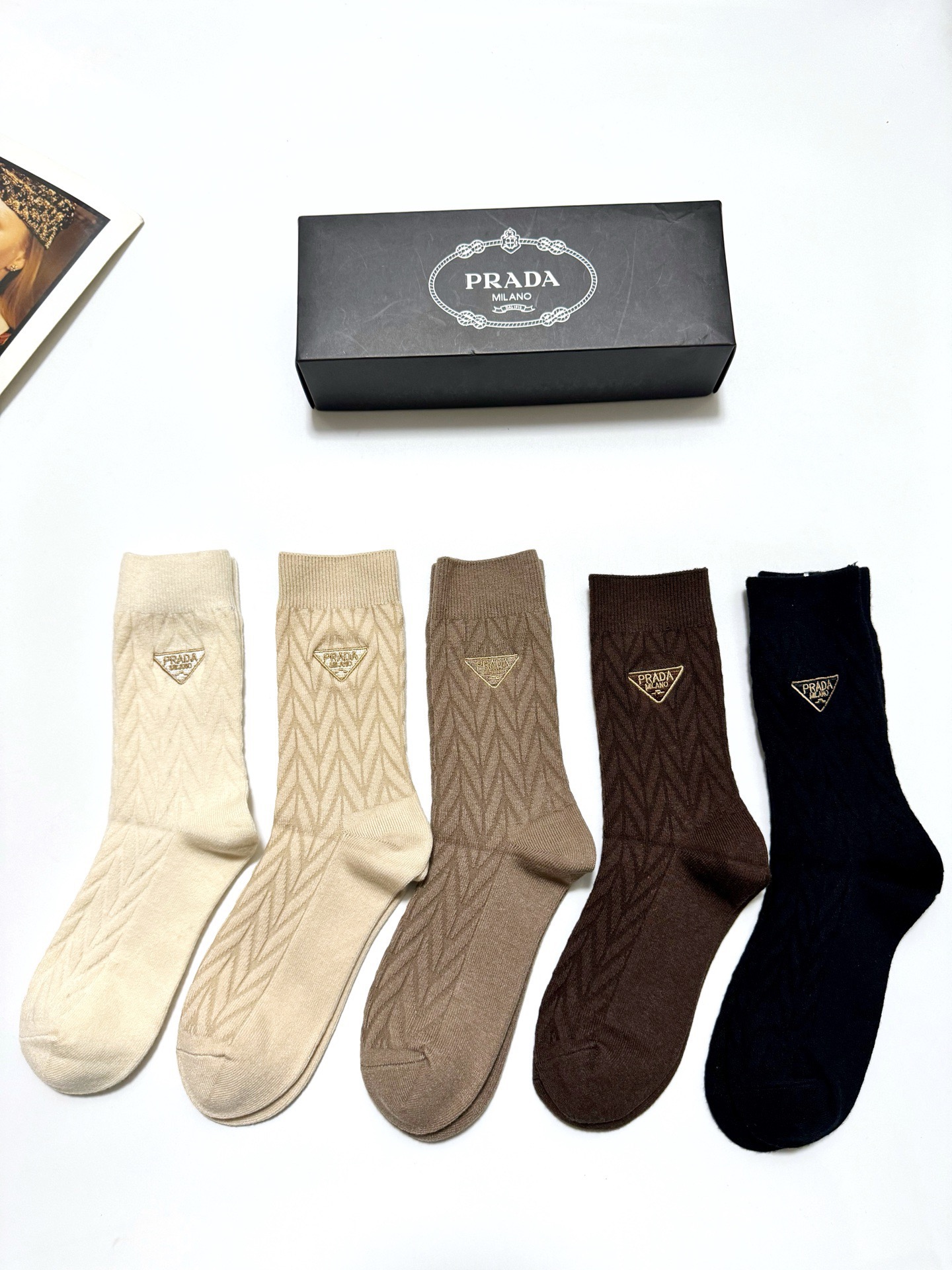 NO:640373,Comes with packaging [5 pairs in a box] Miumiu miumiu classic embroidered letter logo cashmere blend mid-calf socks, soft and skin-friendly, ins super popular color, a must-have for fashionistas in autumn and winter, personalized fashionable and versatile, you deserve it Socks, stockings, socks, miumiu, socks19860909配包装【一盒5 双】 缪缪 miumiu 经典刺绣字母logo 羊绒混纺中筒袜,软糯亲肤,ins超火爆配色 ,秋冬潮人必备 ,个性时尚百搭款,你值得拥有哦袜子,丝袜,袜子,miumiu,socks,accessory