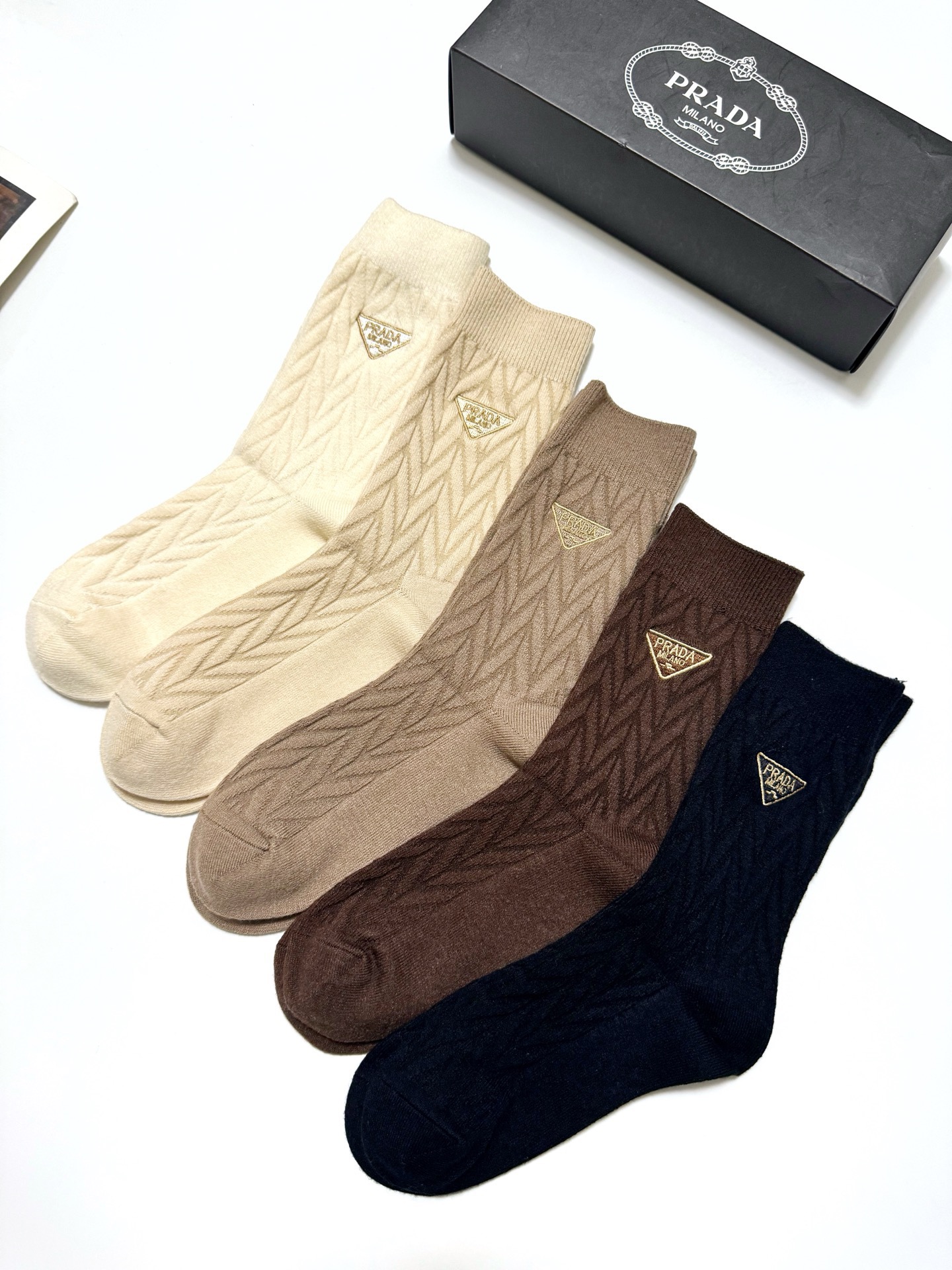 配包装🌟【一盒5 双】 🌟缪缪 miumiu 经典刺绣字母logo 羊绒混纺中筒袜 ，软糯亲肤，ins超