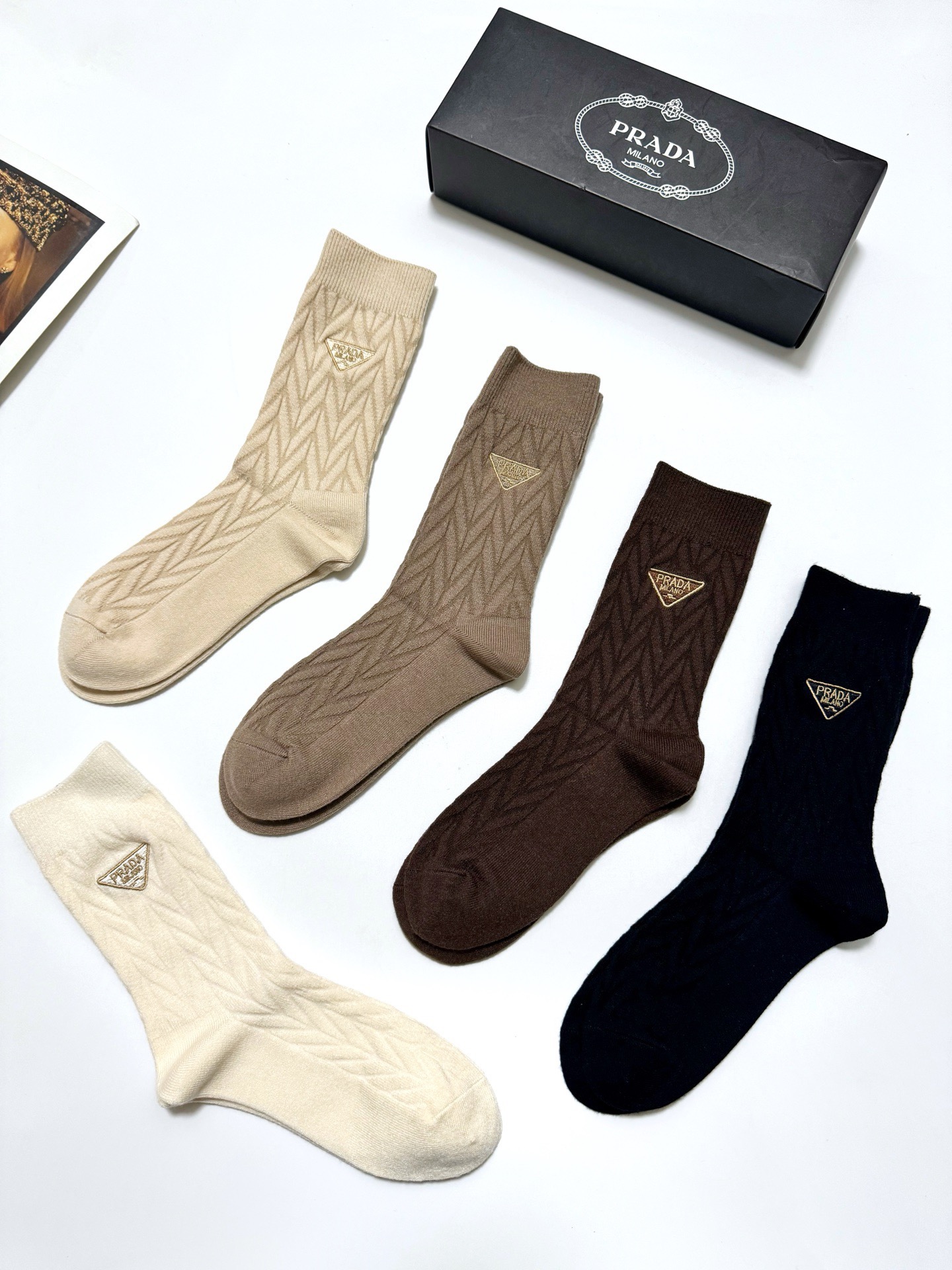 配包装🌟【一盒5 双】 🌟缪缪 miumiu 经典刺绣字母logo 羊绒混纺中筒袜 ，软糯亲肤，ins超