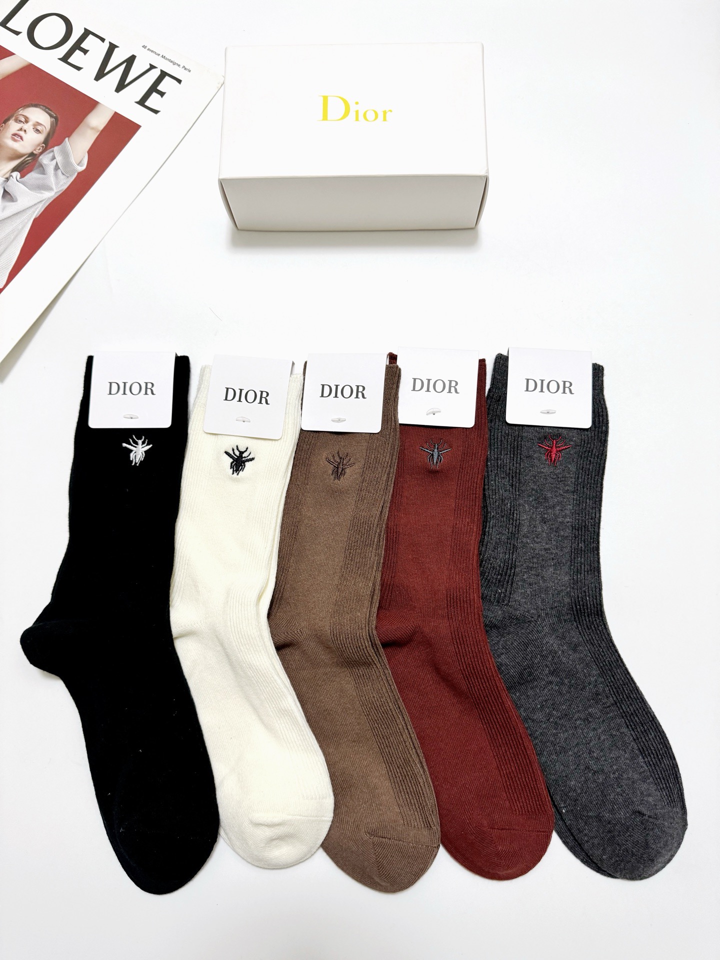 配包装🌟【一盒5 双】🌟Dior 迪奥 经典小蜜蜂刺绣logo 中筒袜 小腿袜 🌟ins爆款！专柜在售i