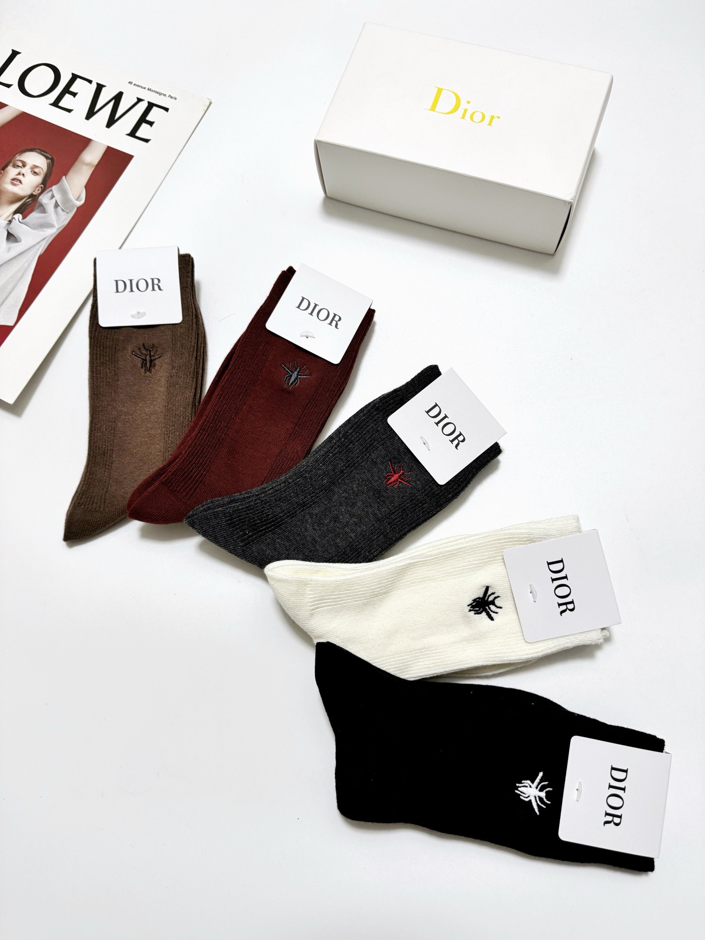 配包装🌟【一盒5 双】🌟Dior 迪奥 经典小蜜蜂刺绣logo 中筒袜 小腿袜 🌟ins爆款！专柜在售i