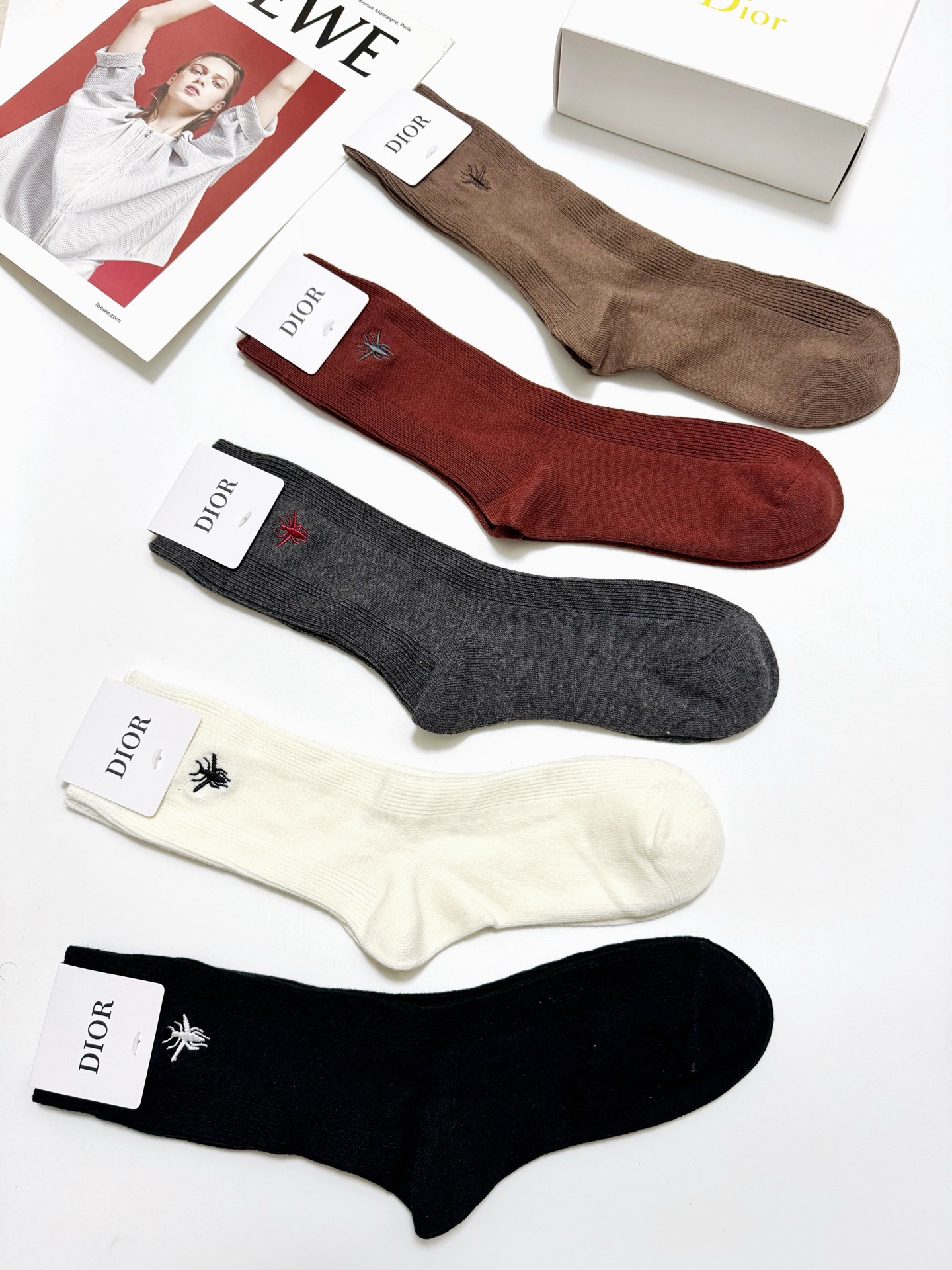 配包装🌟【一盒5 双】🌟Dior 迪奥 经典小蜜蜂刺绣logo 中筒袜 小腿袜 🌟ins爆款！专柜在售i