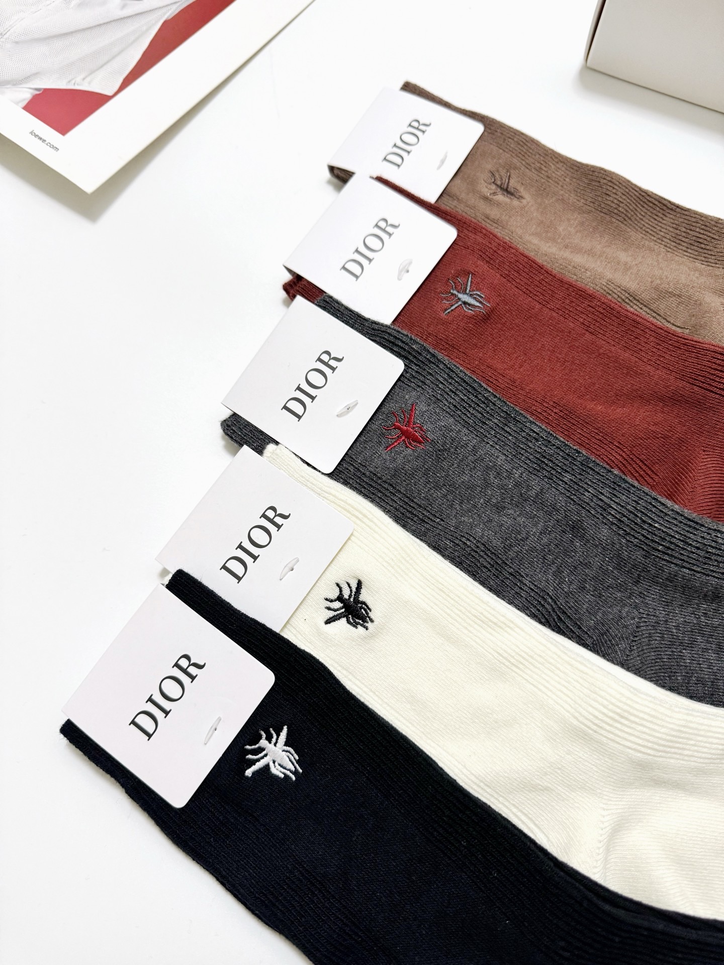 配包装🌟【一盒5 双】🌟Dior 迪奥 经典小蜜蜂刺绣logo 中筒袜 小腿袜 🌟ins爆款！专柜在售i