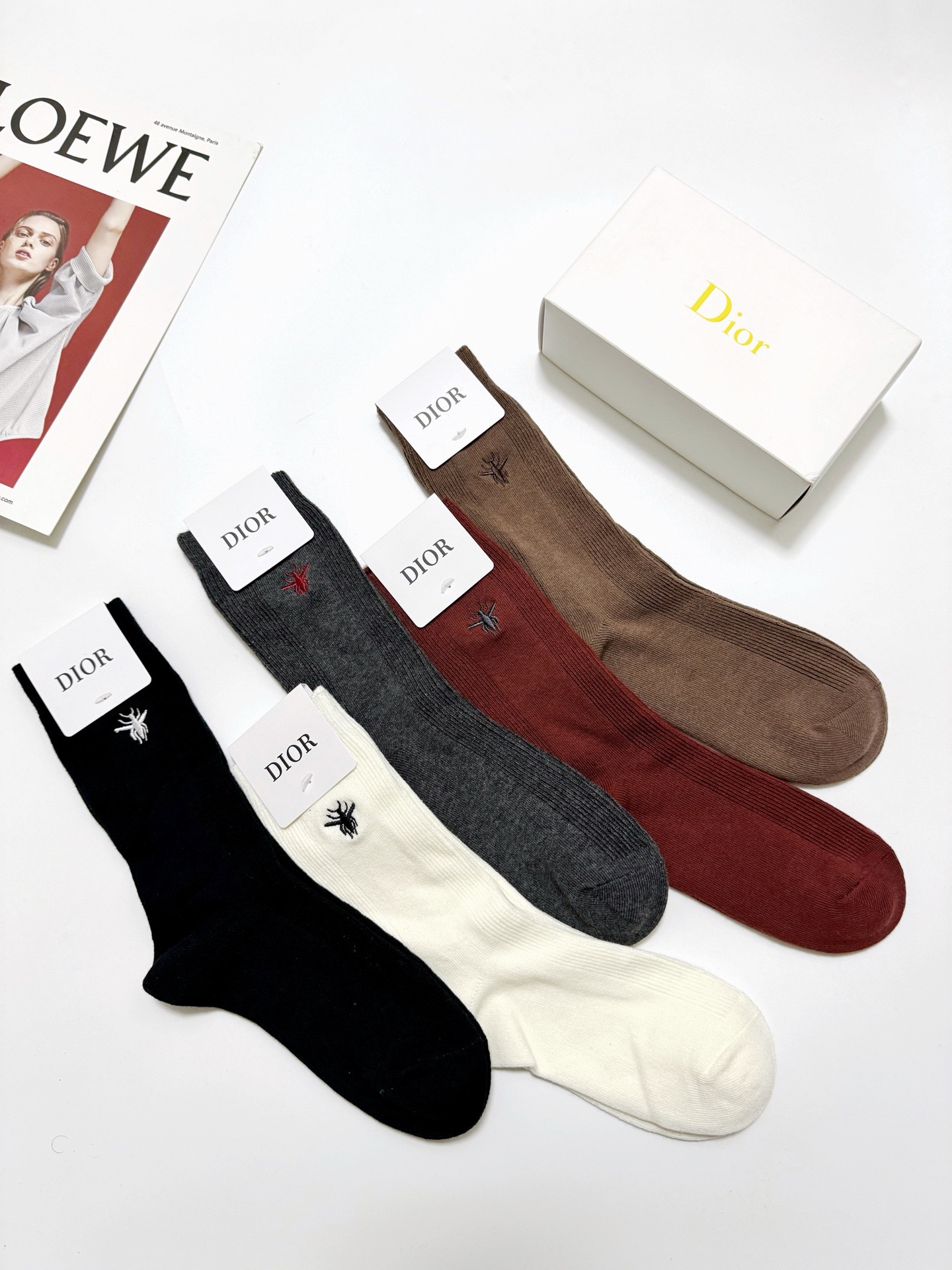 配包装🌟【一盒5 双】🌟Dior 迪奥 经典小蜜蜂刺绣logo 中筒袜 小腿袜 🌟ins爆款！专柜在售i