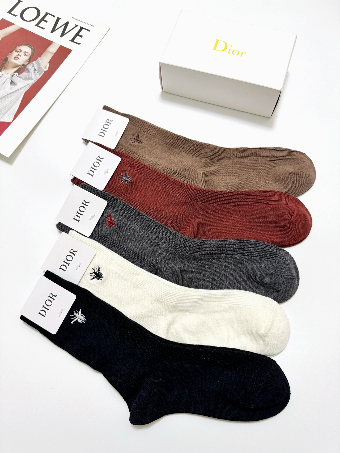 配包装🌟【一盒5 双】🌟Dior 迪奥 经典小蜜蜂刺绣logo 中筒袜 小腿袜 🌟ins爆款！专柜在售i