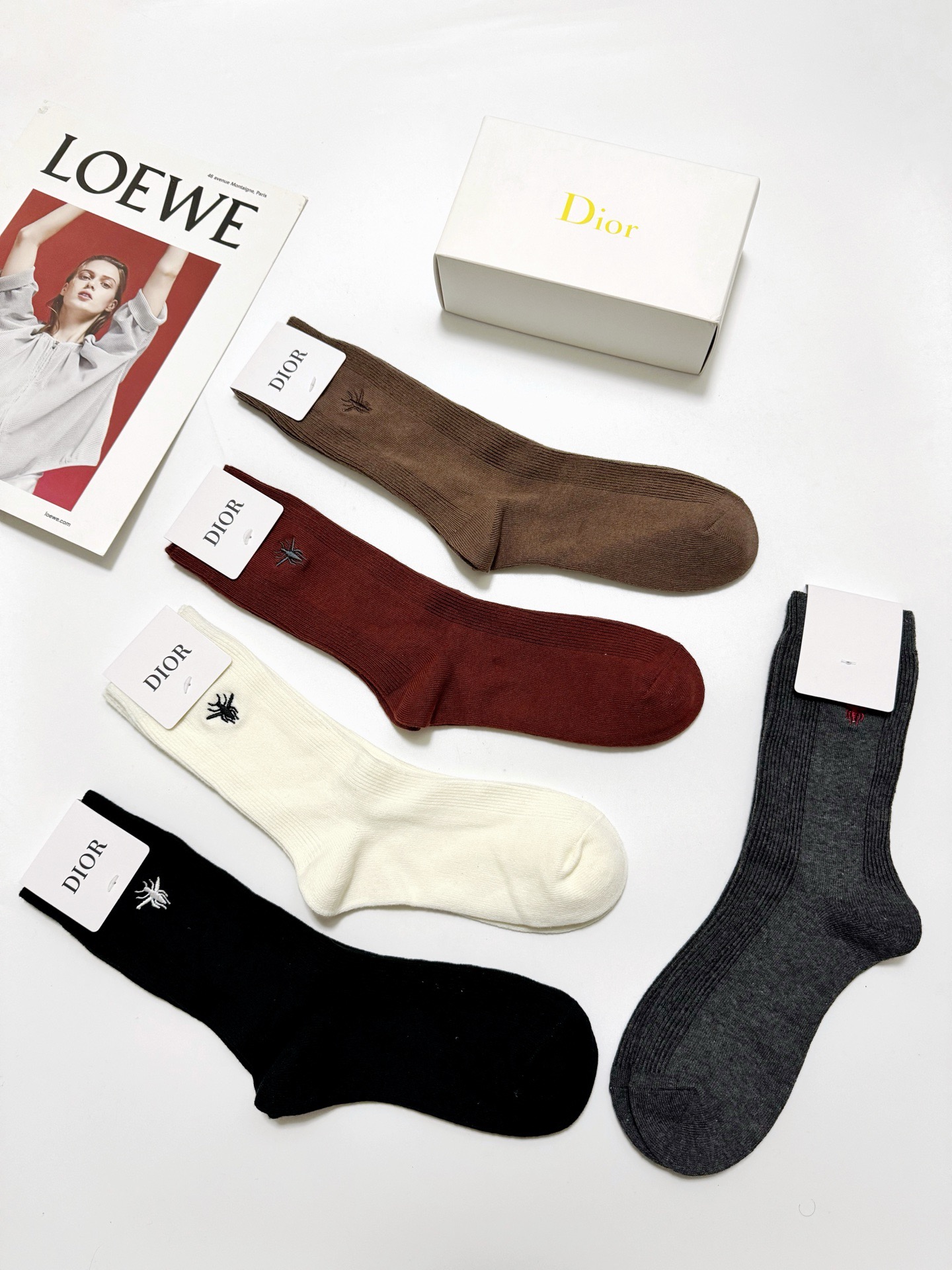 配包装🌟【一盒5 双】🌟Dior 迪奥 经典小蜜蜂刺绣logo 中筒袜 小腿袜 🌟ins爆款！专柜在售i